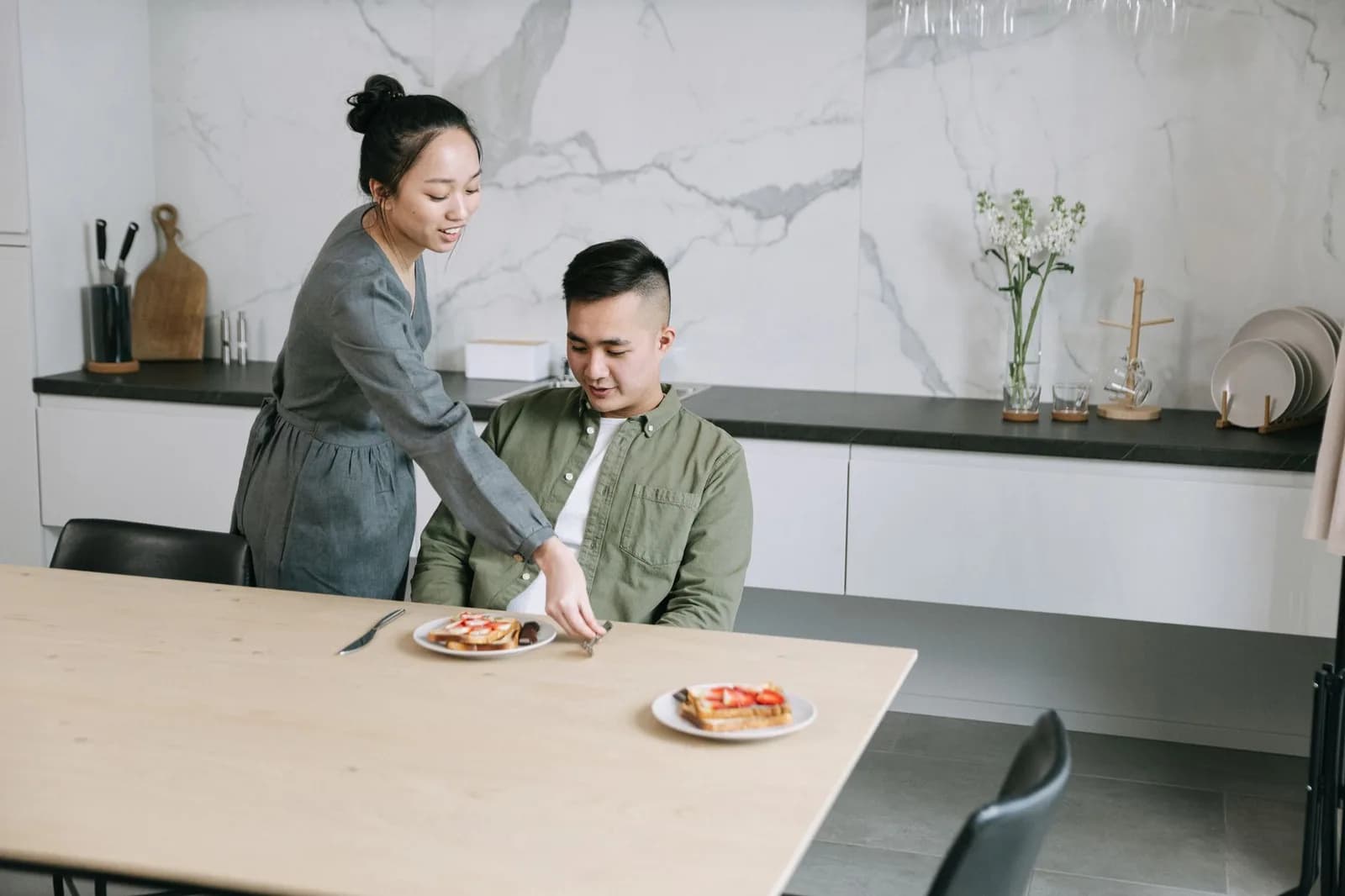 Cách bí mật chuẩn bị bữa sáng bất ngờ cho người yêu sống cùng nhà