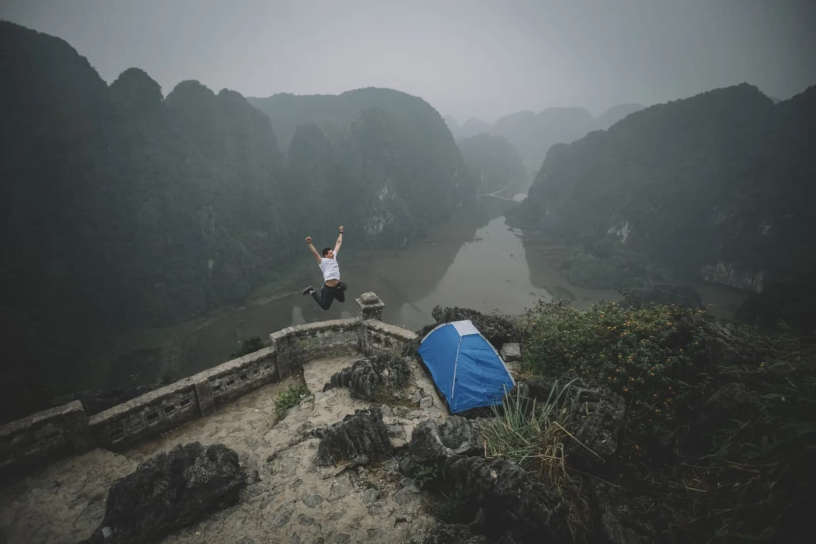 Cách tự chụp ảnh tại Hang Múa khi không có người đồng hành