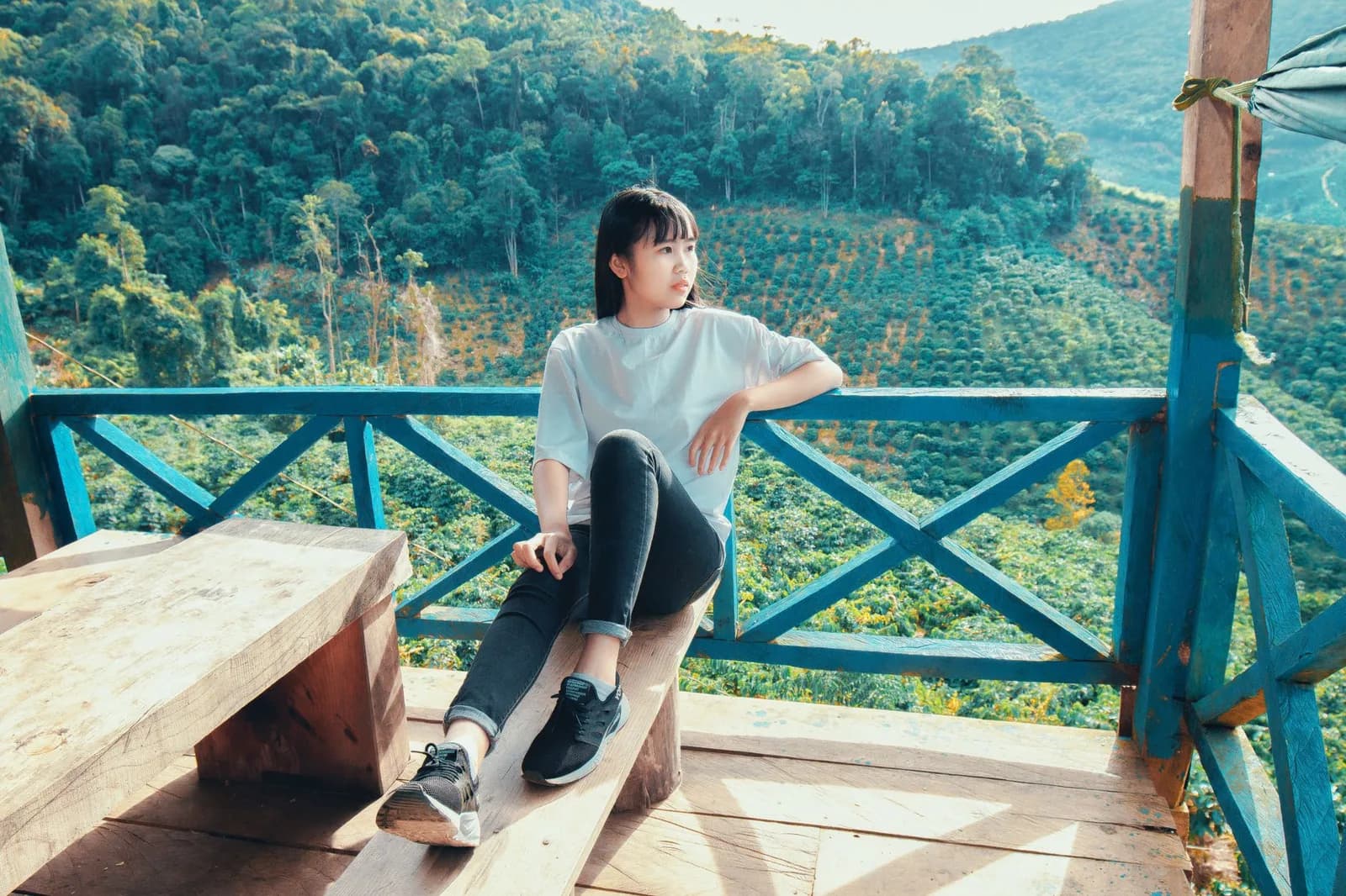 Du lịch chữa lành một mình khác trốn tránh cảm xúc như thế nào