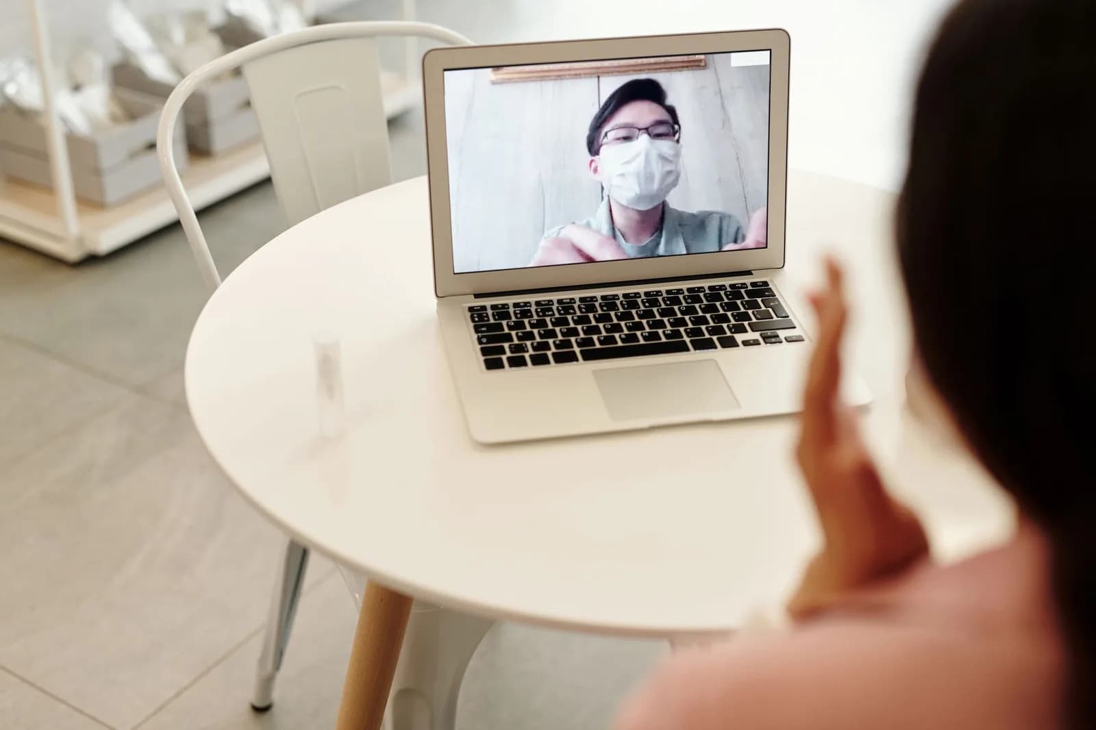 Yêu xa khiến người yêu trở nên vô tâm hay chỉ làm lộ khoảng cách cảm xúc