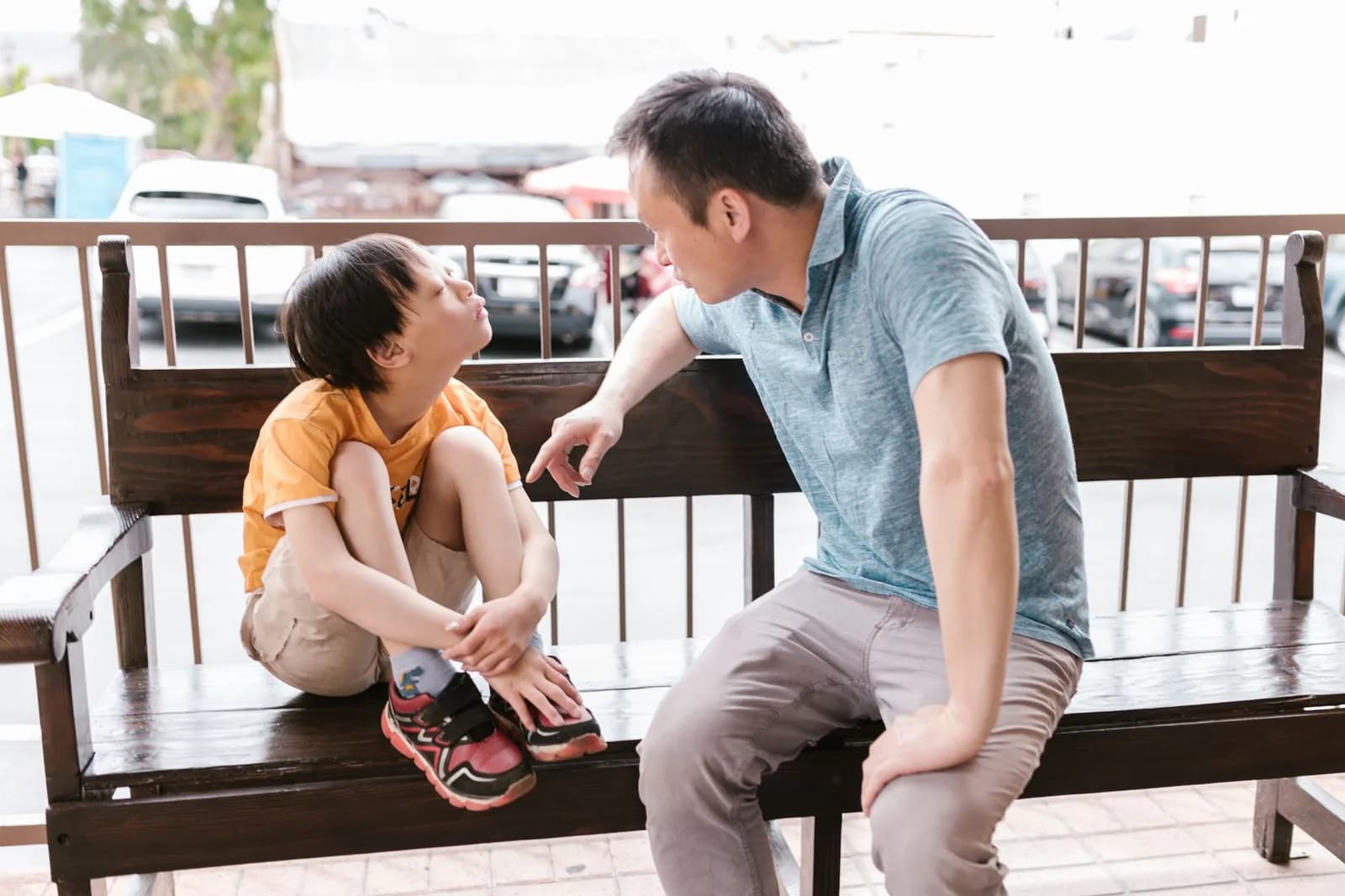 Dạy trẻ nghị lực khác việc bắt trẻ phải mạnh mẽ ở điểm nào