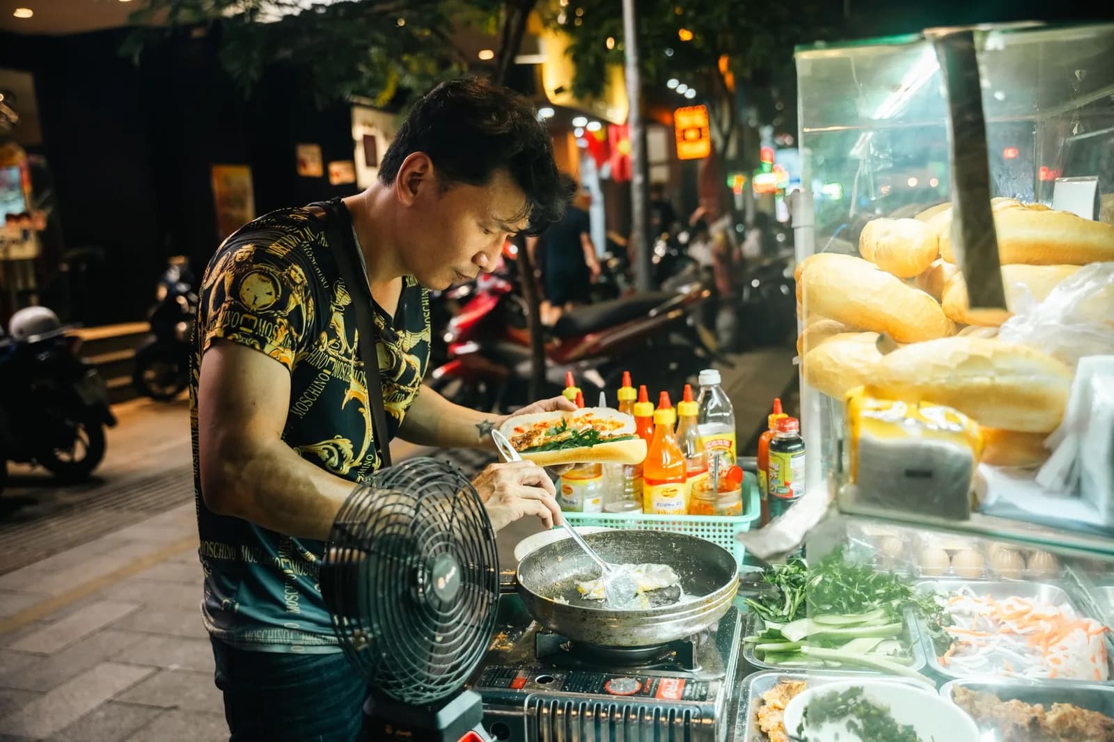 Ăn gì quanh phố ẩm thực Nguyễn Văn Lộc với ngân sách 200.000 đồng