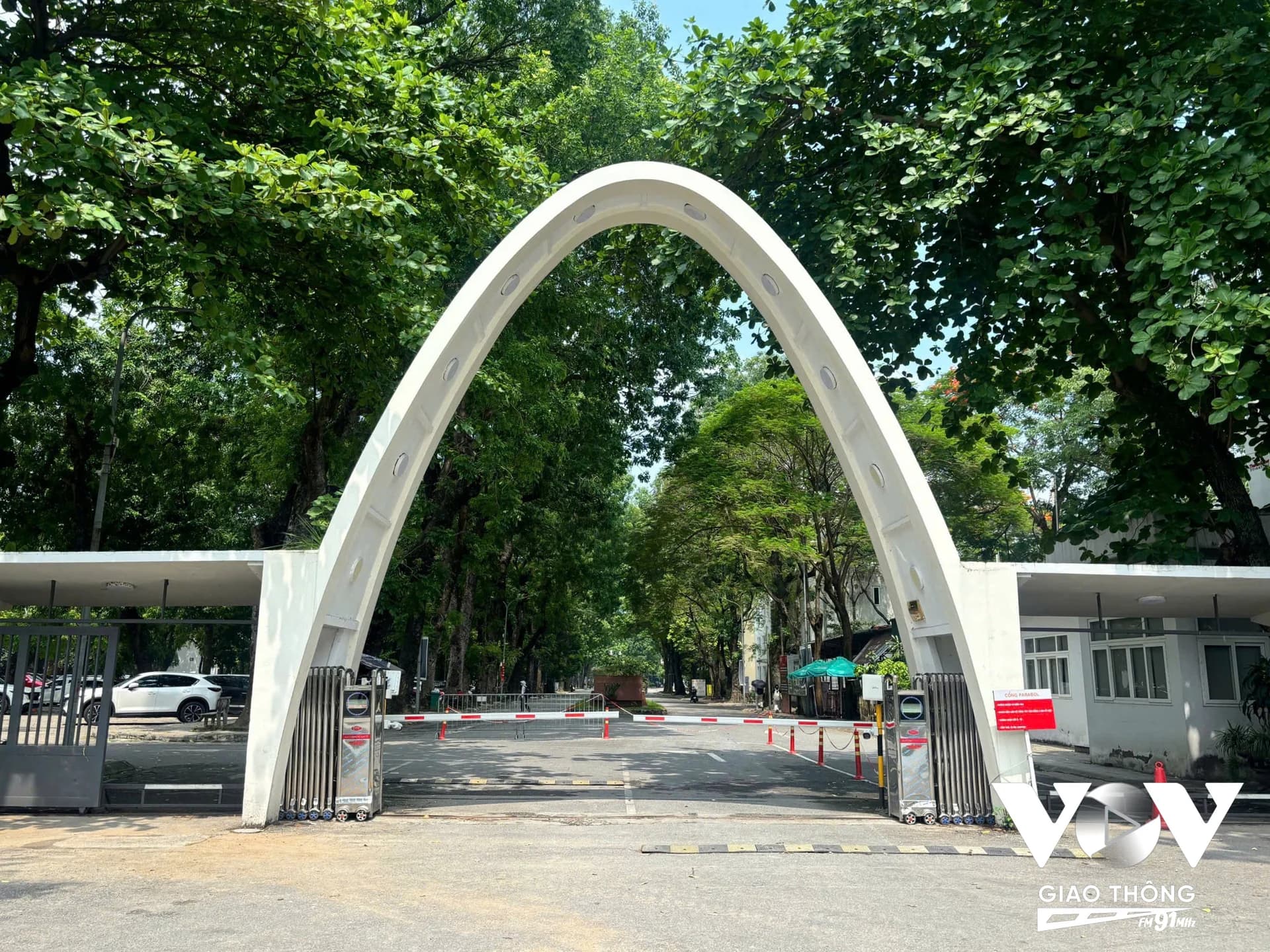 Cổng Parabol có nguy cơ bị giải tỏa, nhiều thế hệ sinh viên Đại học Bách Khoa Hà Nội cảm thấy tiếc nuối