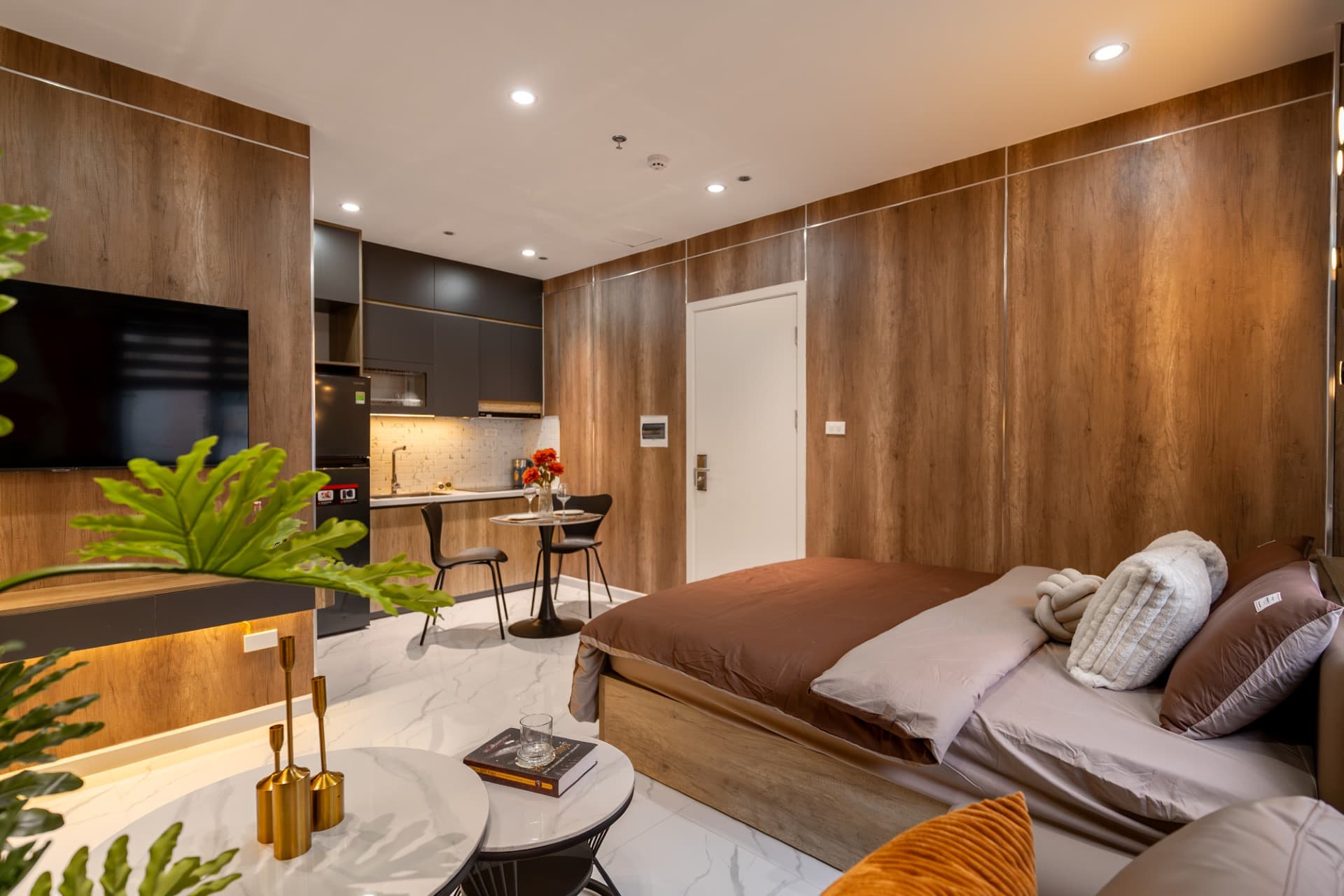 Red Room 502DVH - 8