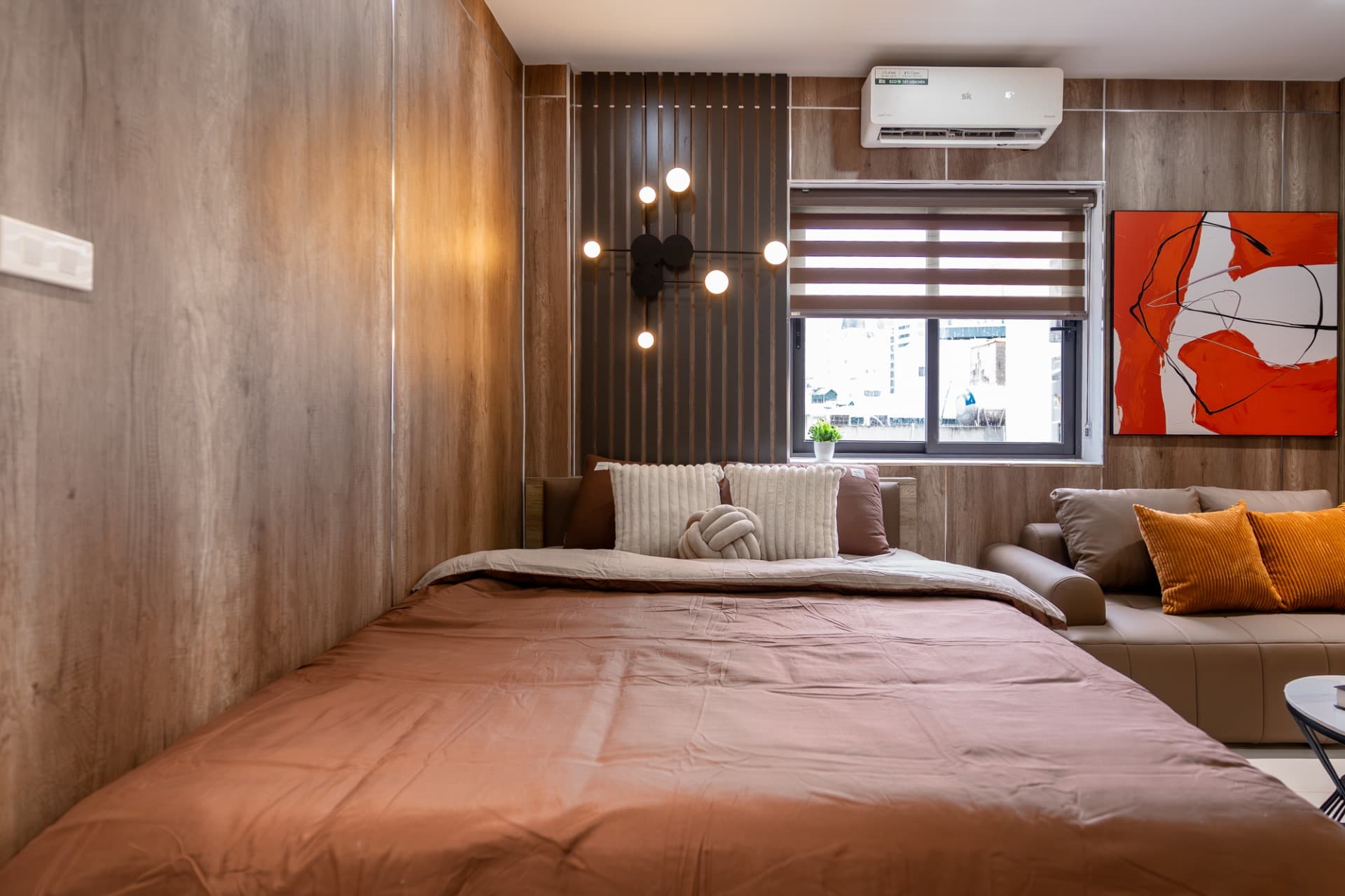 Red Room 502DVH - 12