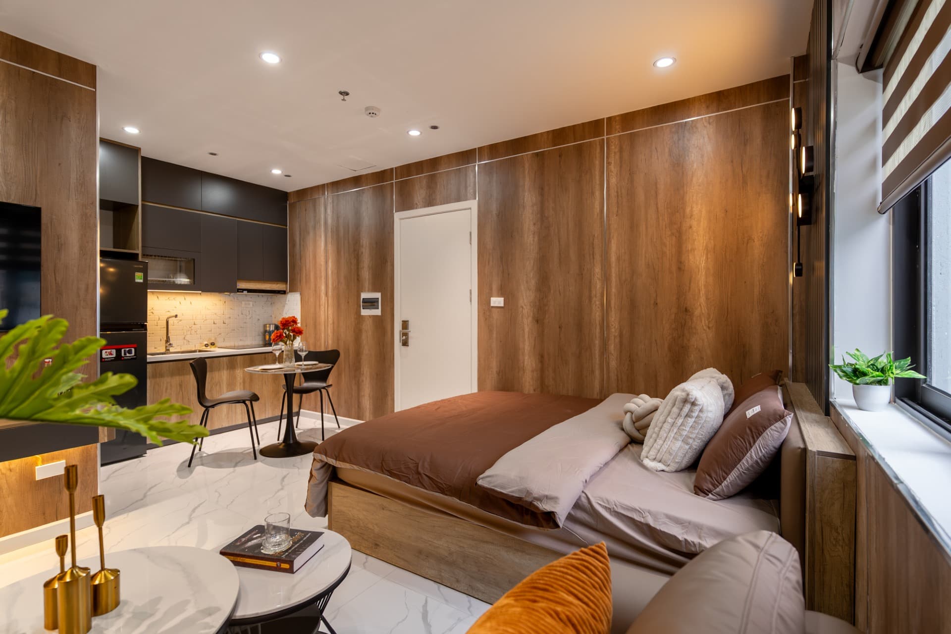 Red Room 502DVH - 18