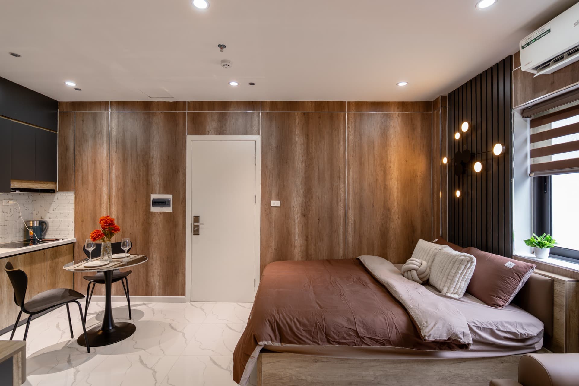 Red Room 502DVH - 19