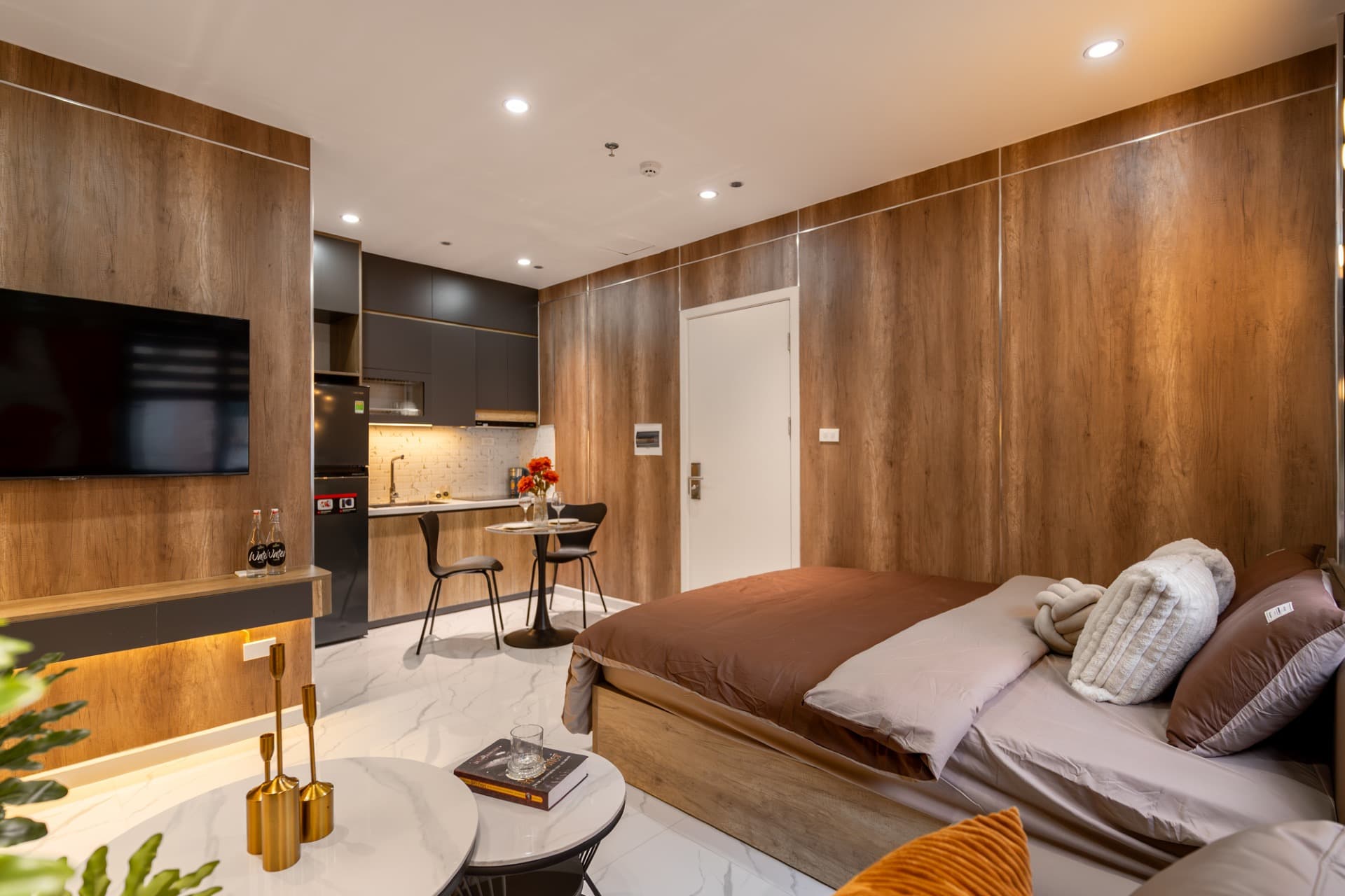 Red Room 502DVH - 27