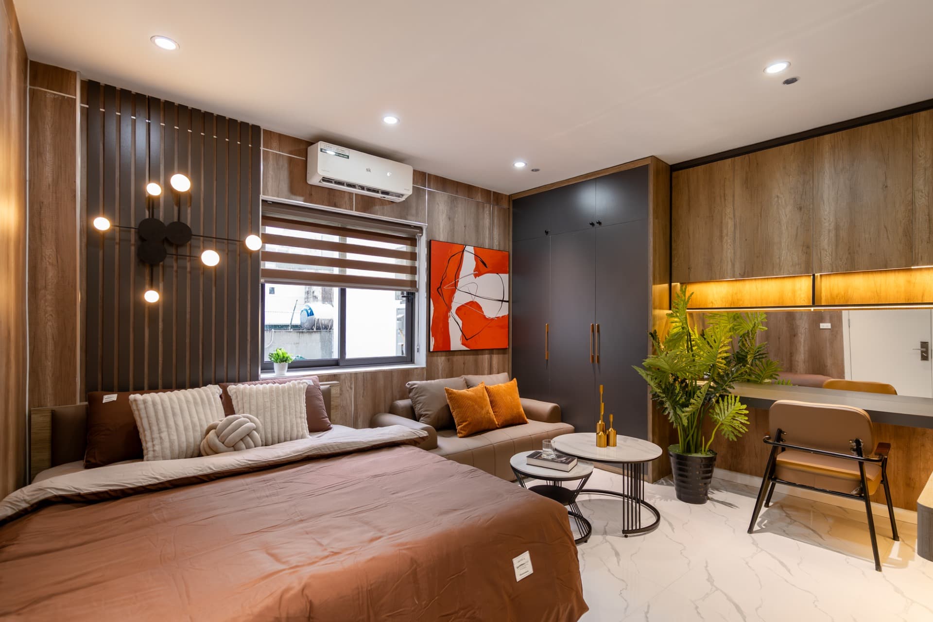 Red Room 502DVH - 29