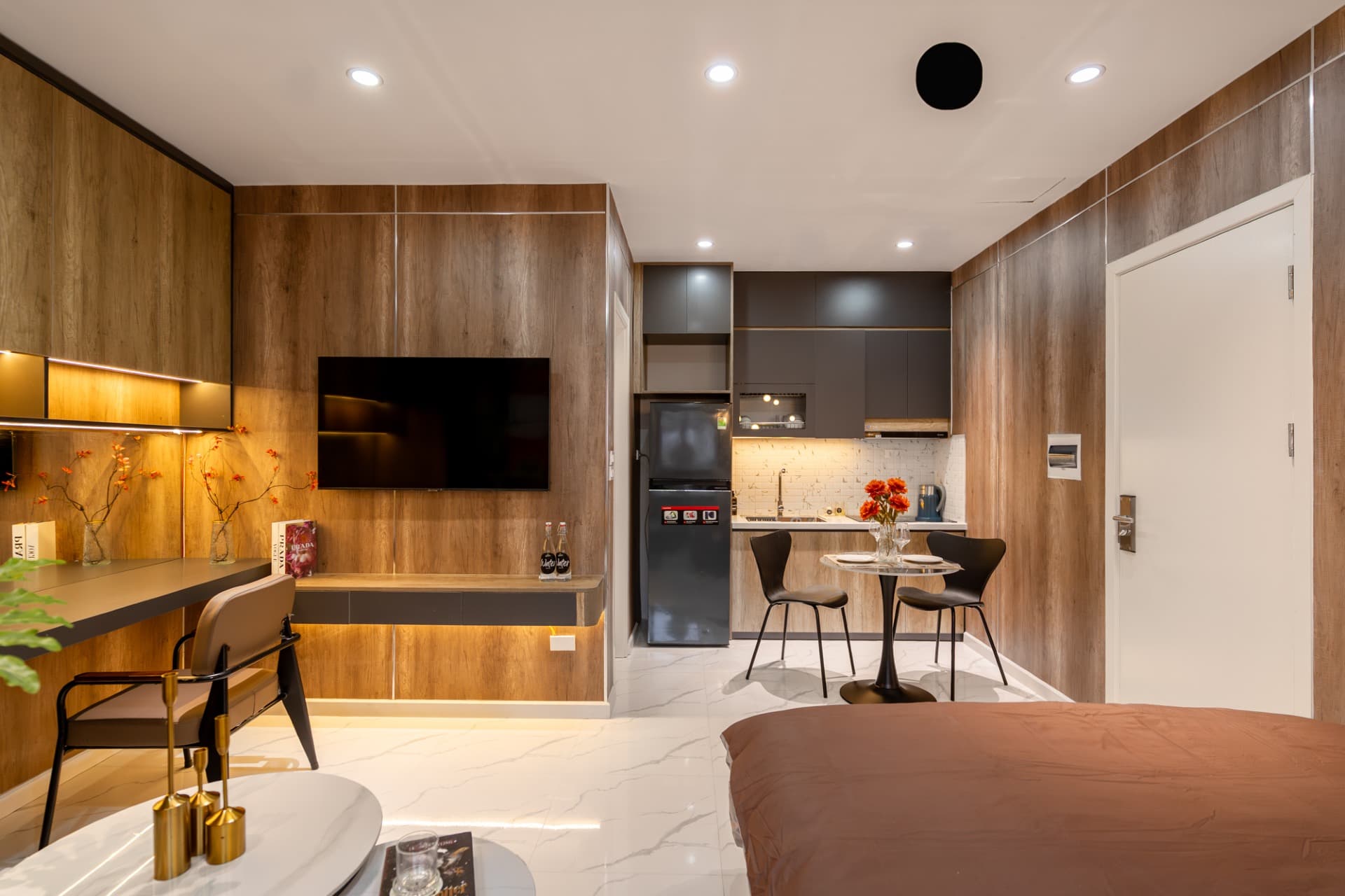 Red Room 502DVH - 33