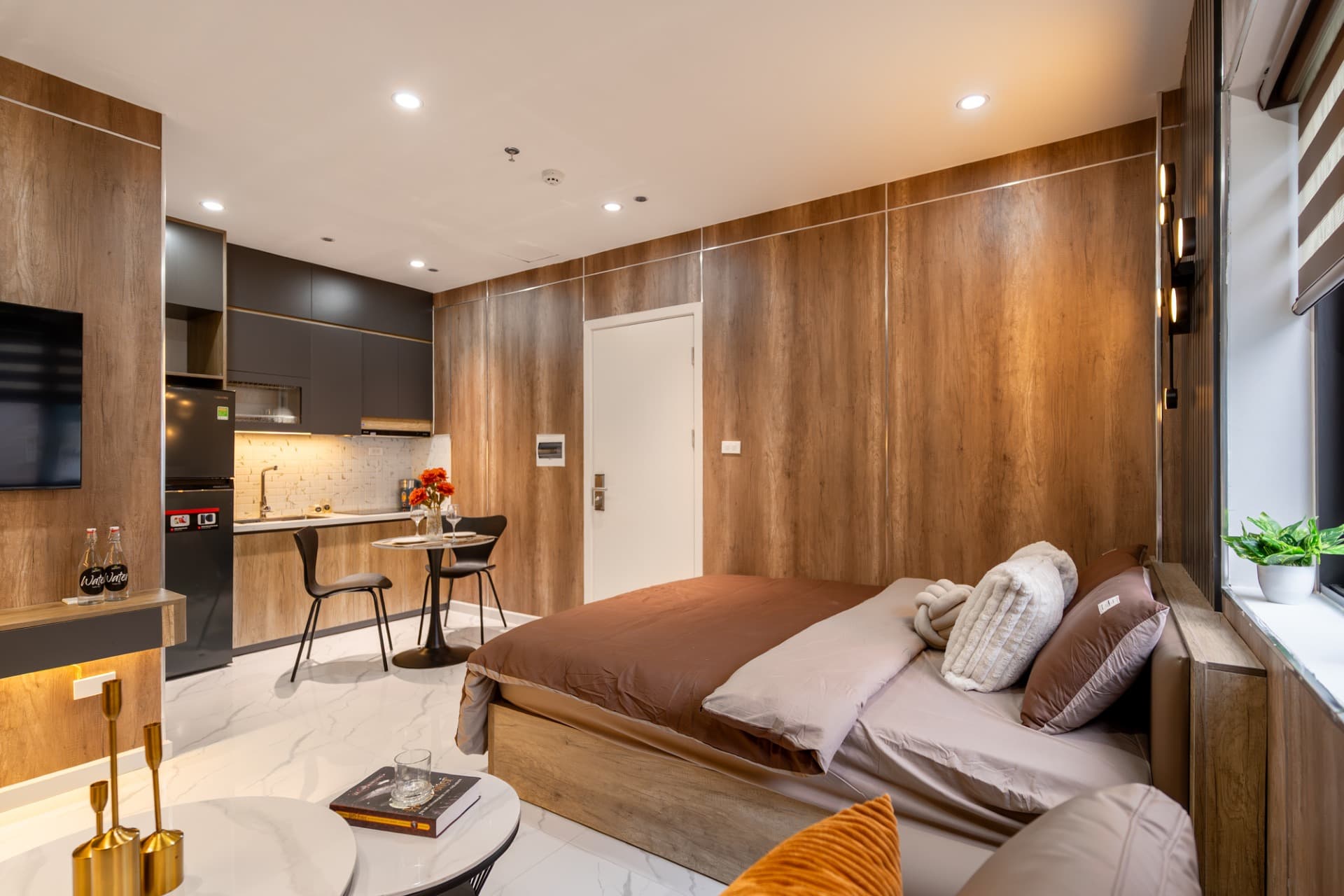 Red Room 502DVH - 34