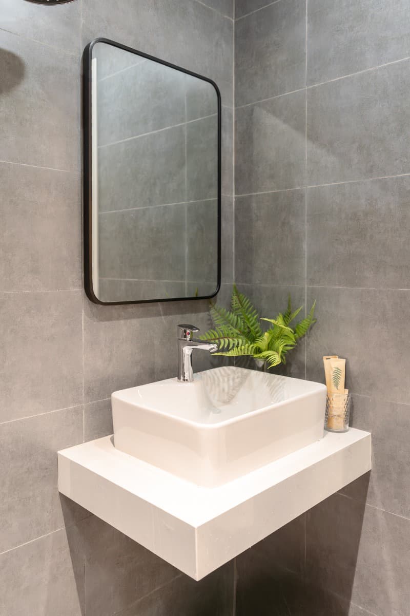 Red Room 502DVH - 35