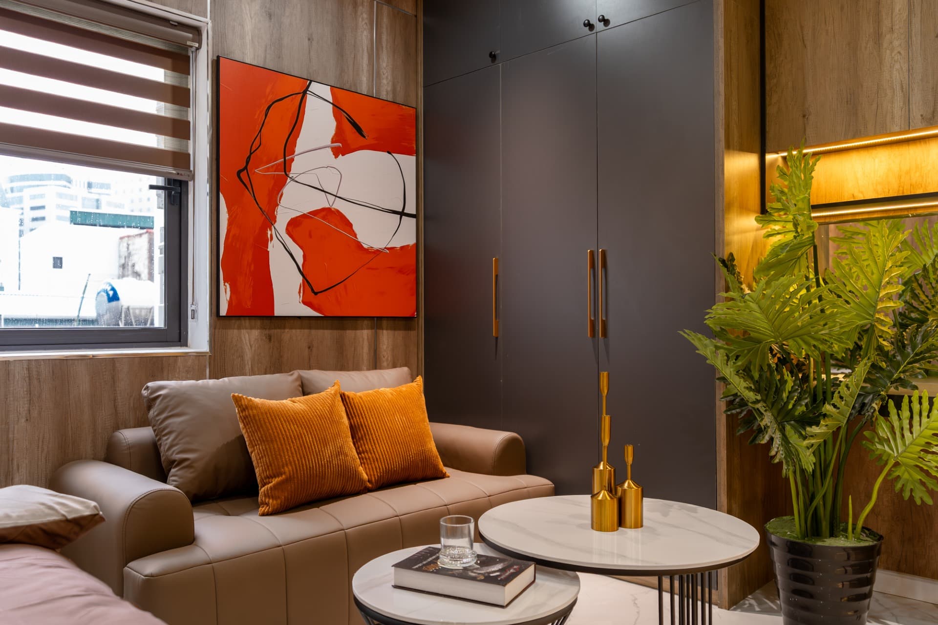 Red Room 502DVH - 36