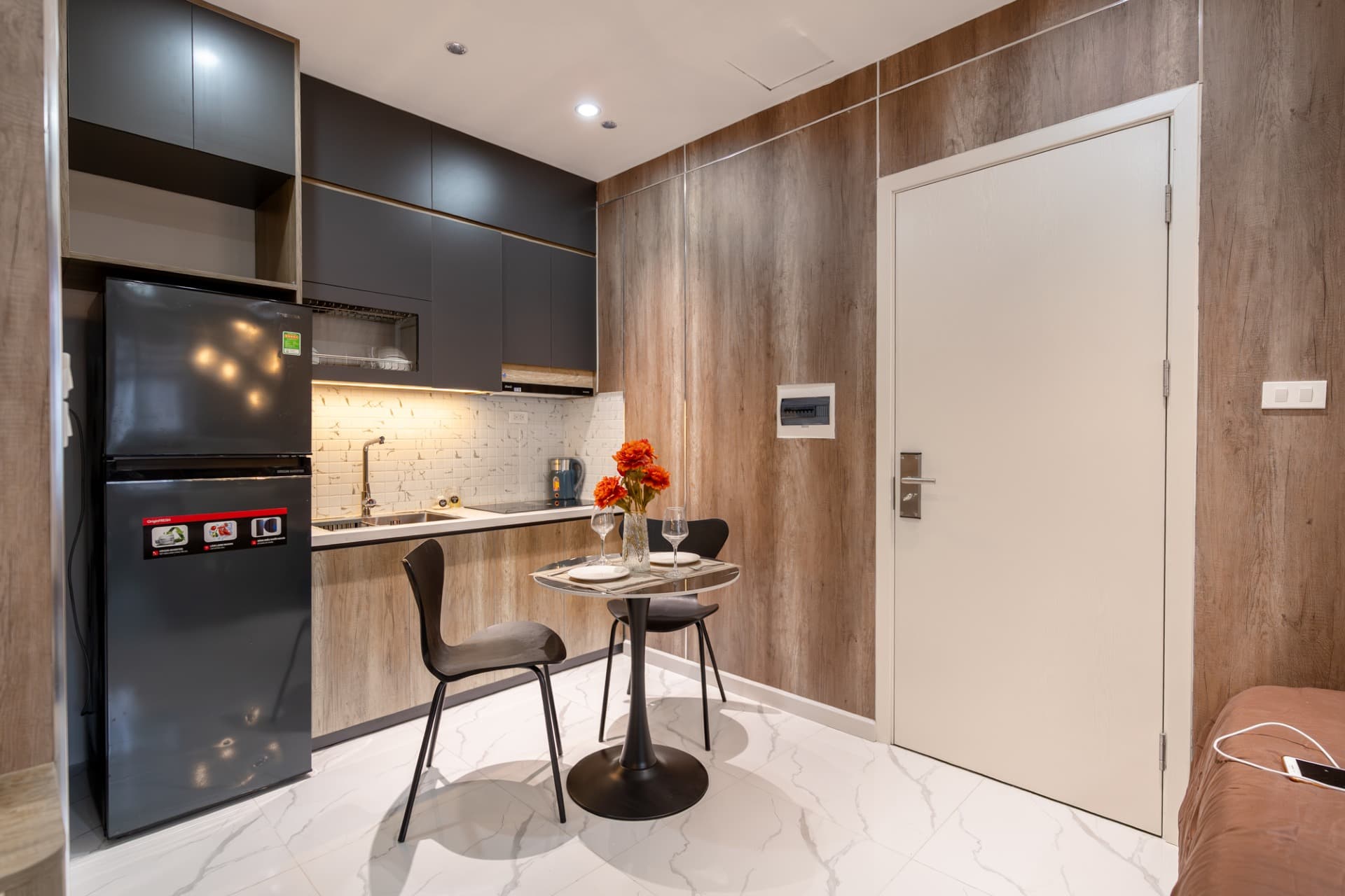 Red Room 502DVH - 40