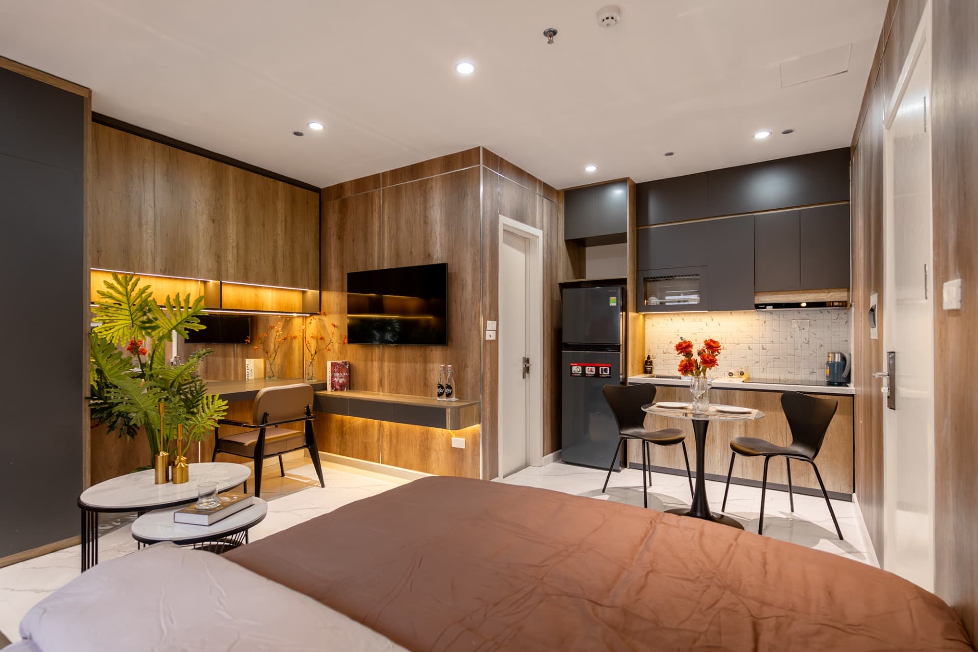 Red Room 502DVH - 41