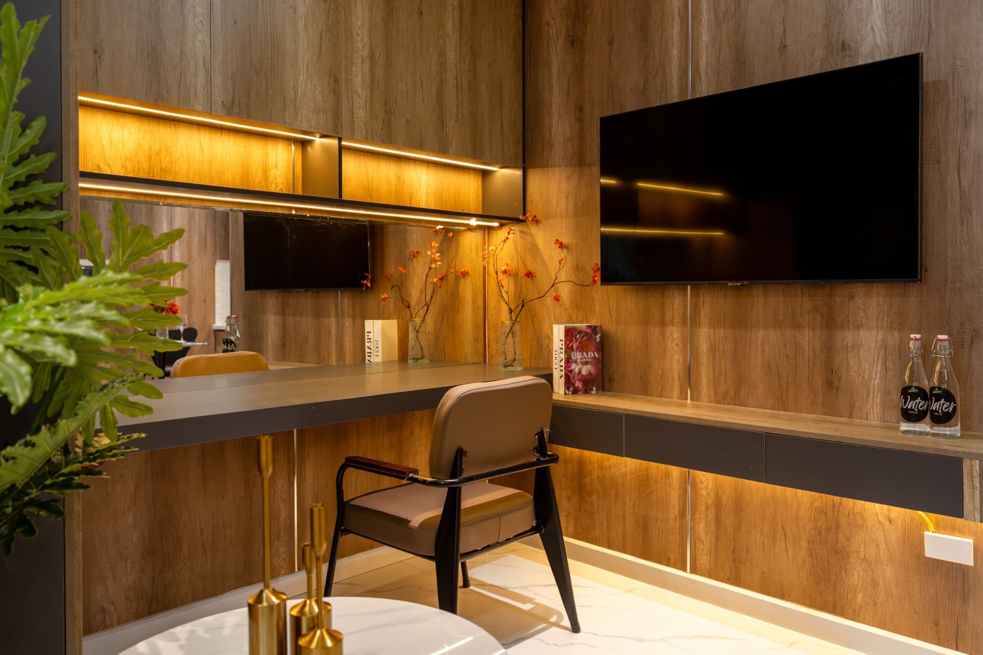 Red Room 502DVH - 44