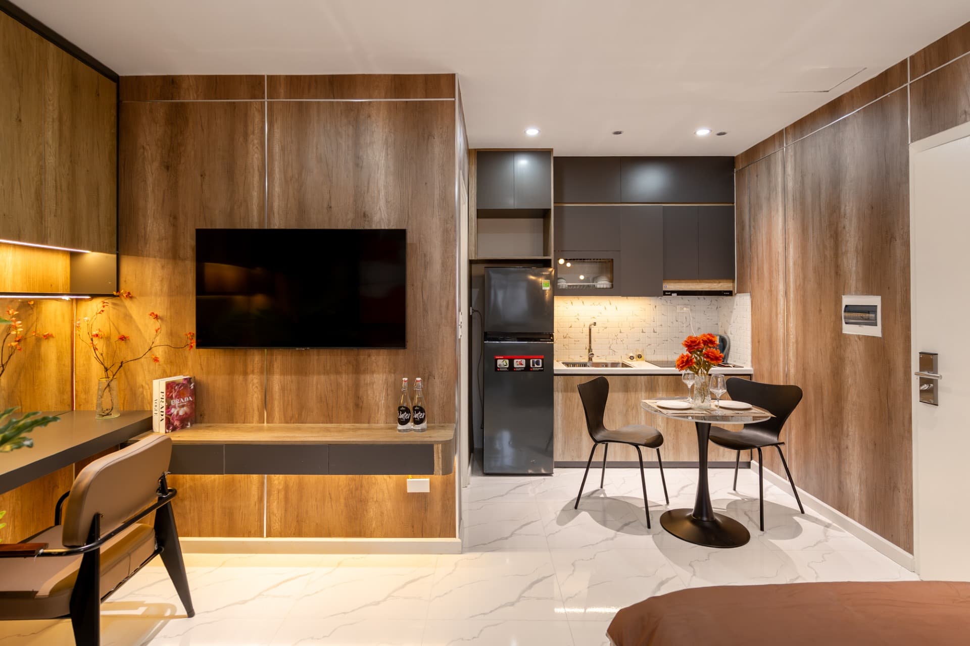 Red Room 502DVH - 48