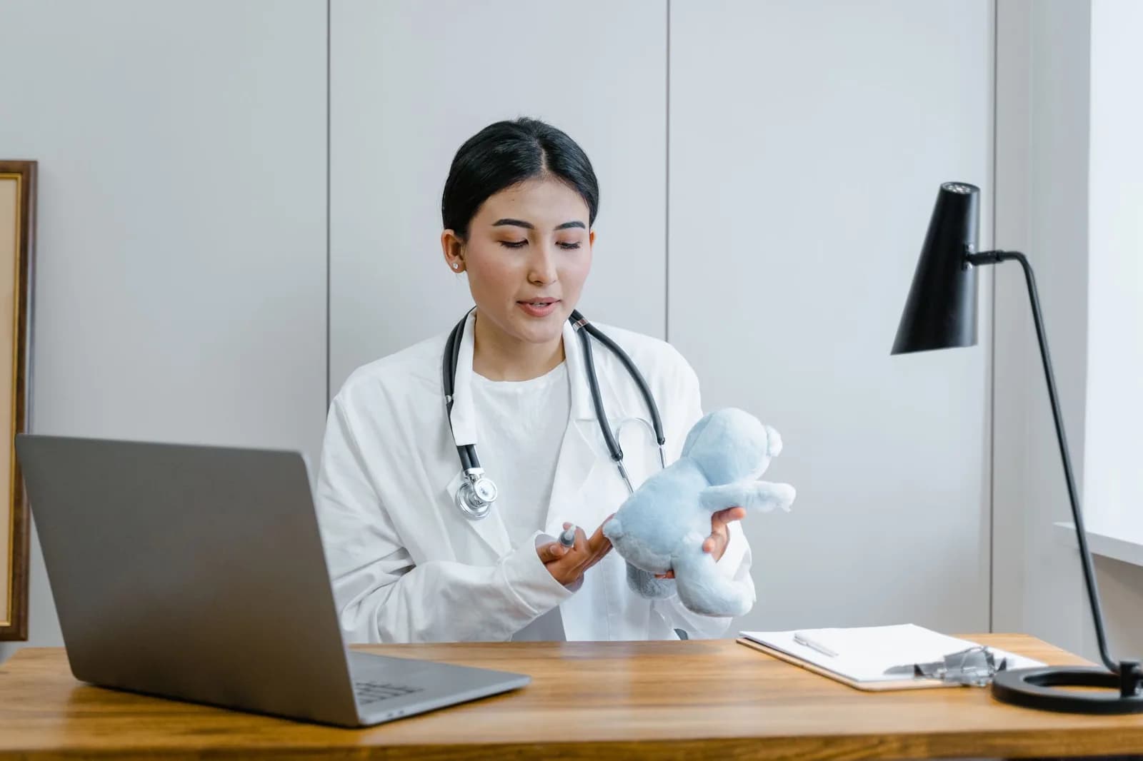 Người trẻ bị chảy máu khi đi ngoài cần khám khi nào