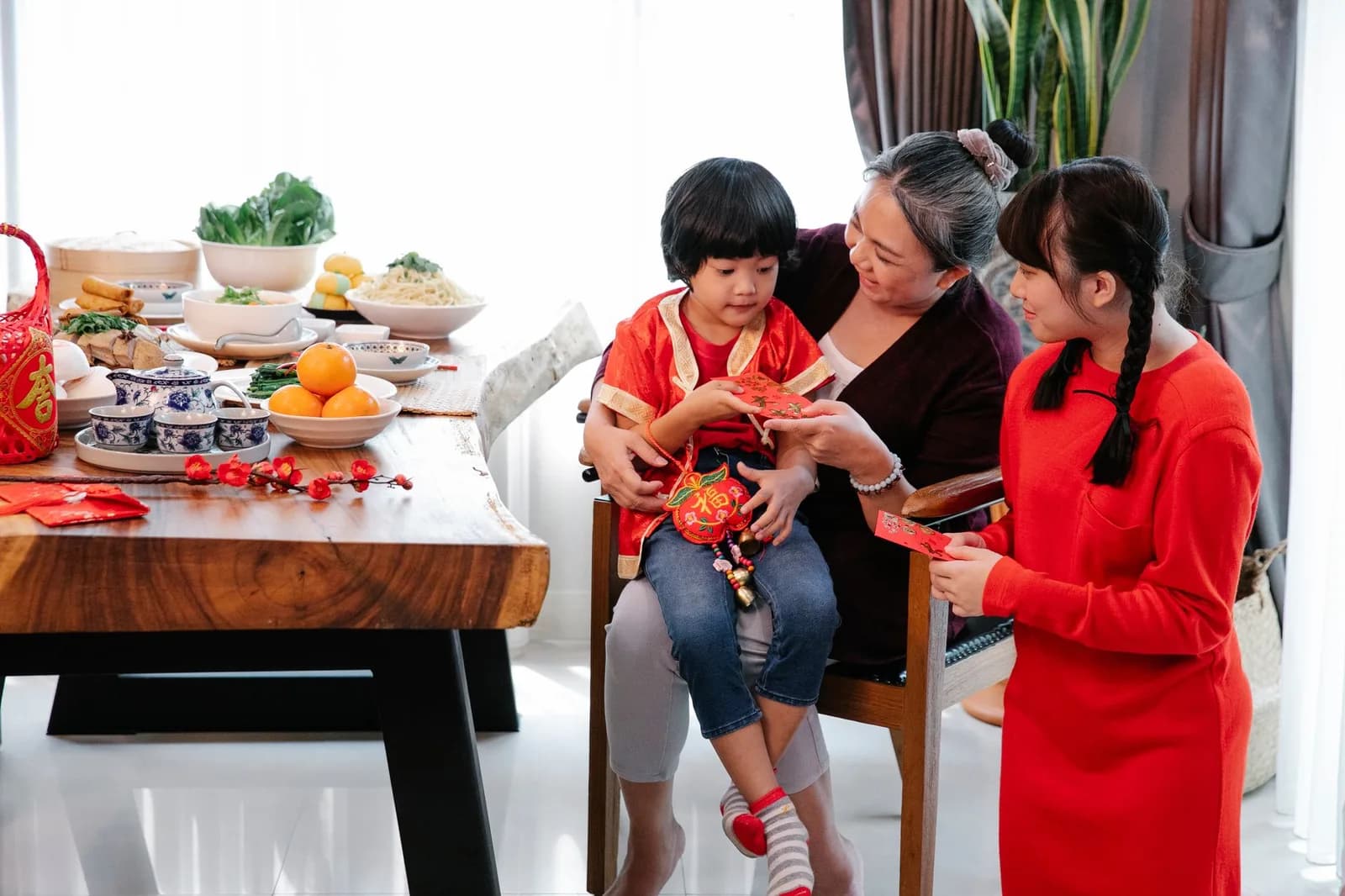 Vì sao thế hệ vừa nuôi con vừa phụng dưỡng cha mẹ dễ kiệt sức tài chính