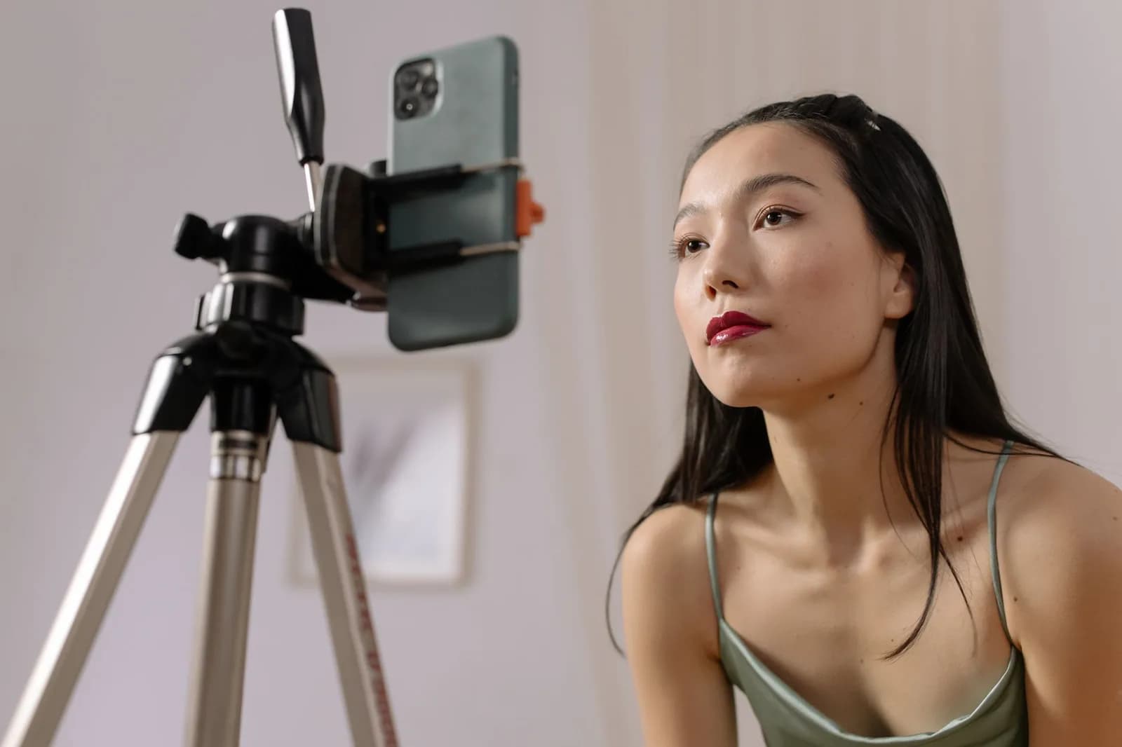 Người Việt đã chi hàng trăm tỷ đồng để xem video AI qua những khoản phí nào