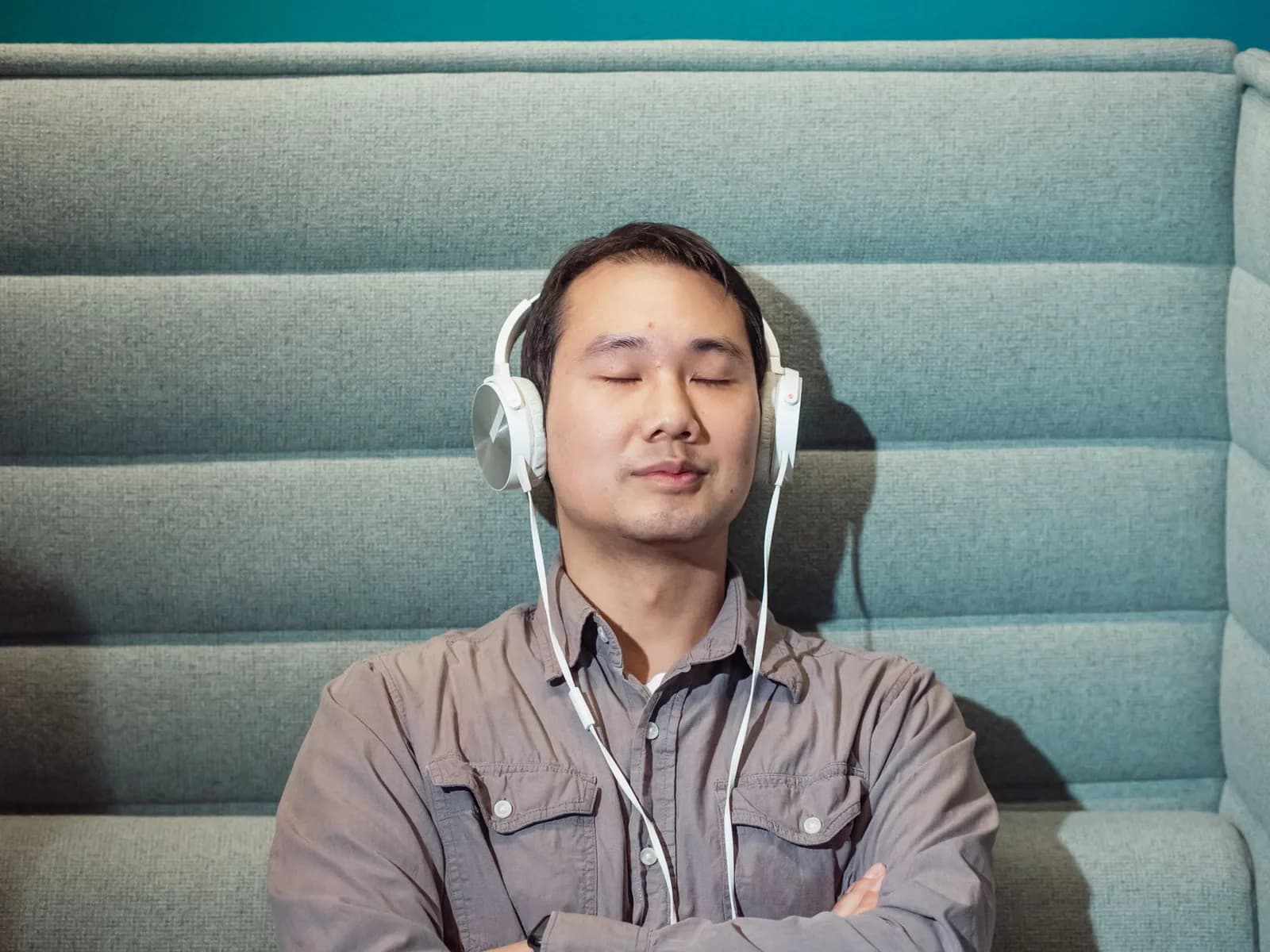Nghe truyện audio trước khi ngủ ảnh hưởng đến người trẻ thế nào