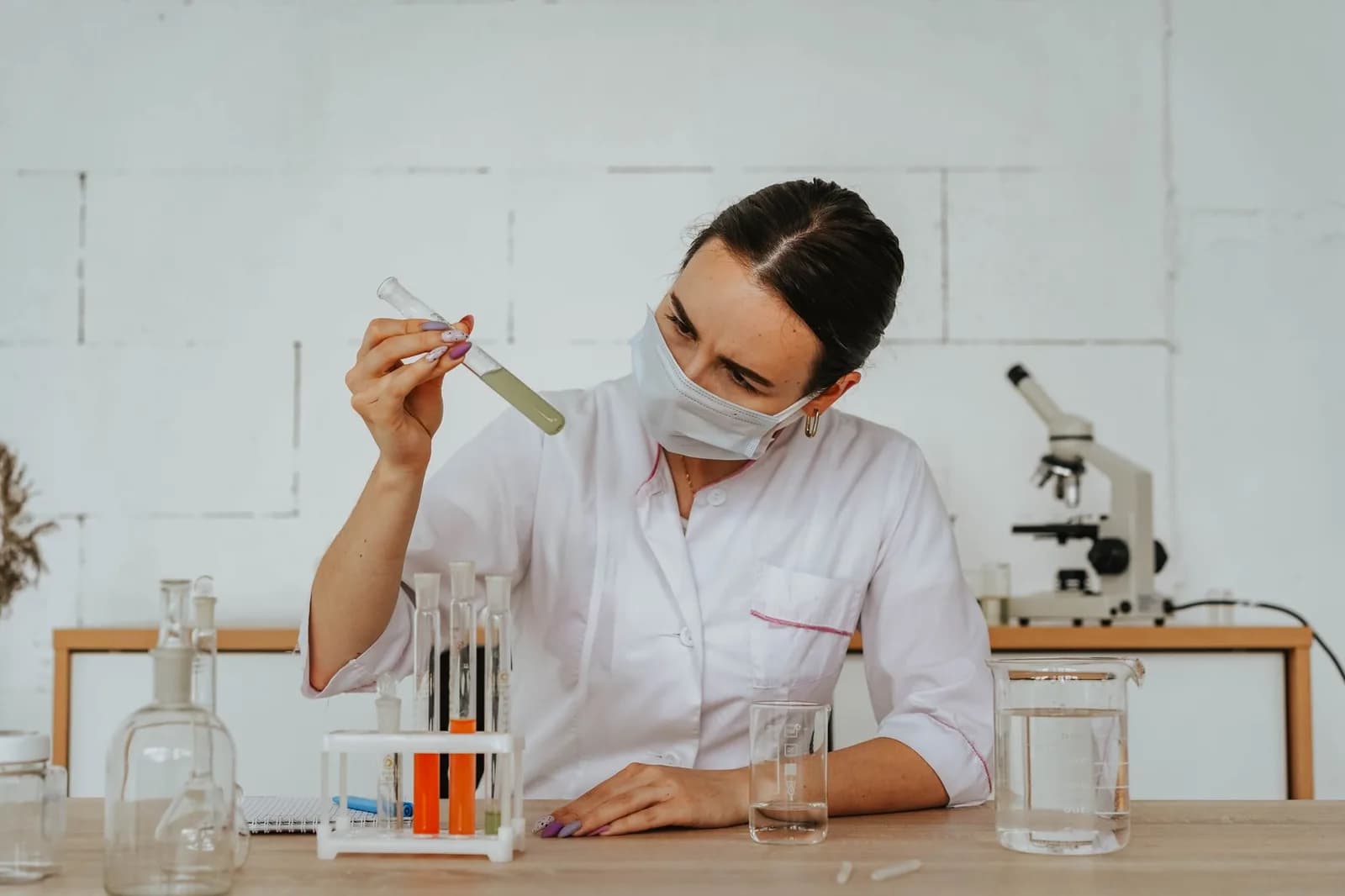 Vì sao hoa quả không phun thuốc vẫn có thể chứa dư lượng hóa chất