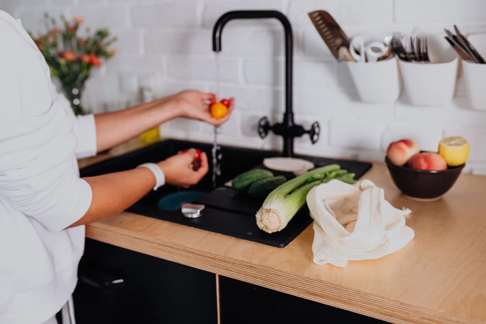 Rửa hoa quả hữu cơ thế nào để giảm đất bẩn và vi sinh vật