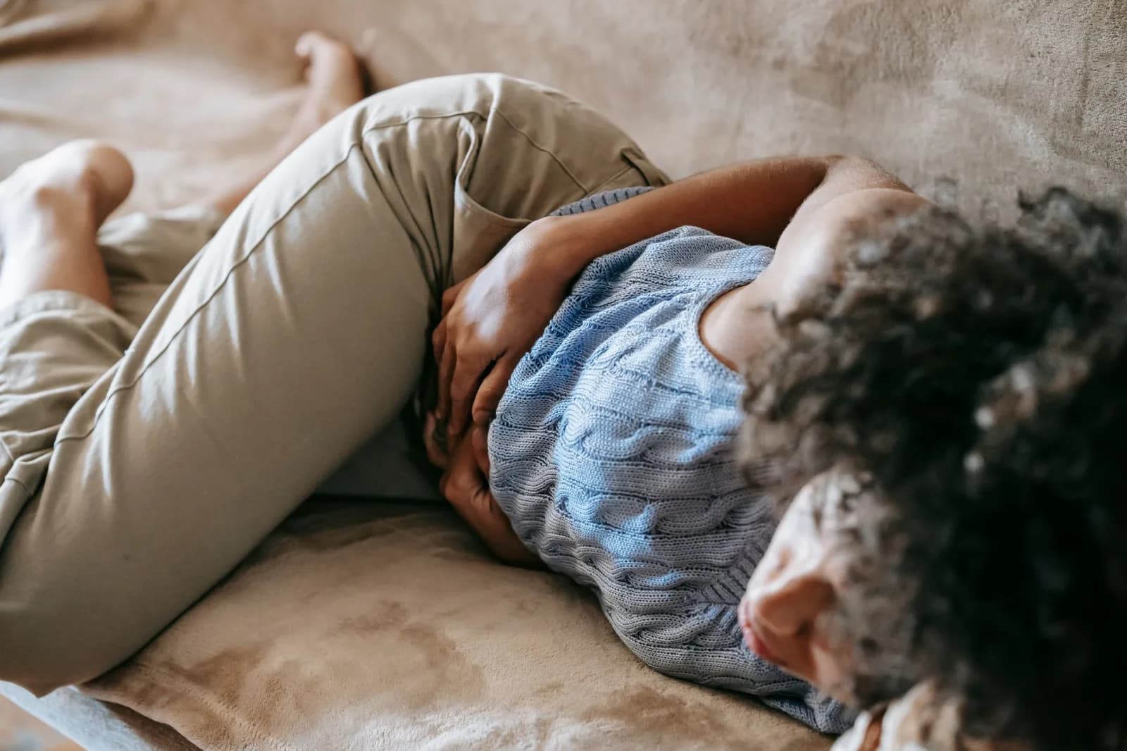 Người trẻ bị ợ hơi nhiều sau bữa ăn có phải dấu hiệu trào ngược dạ dày