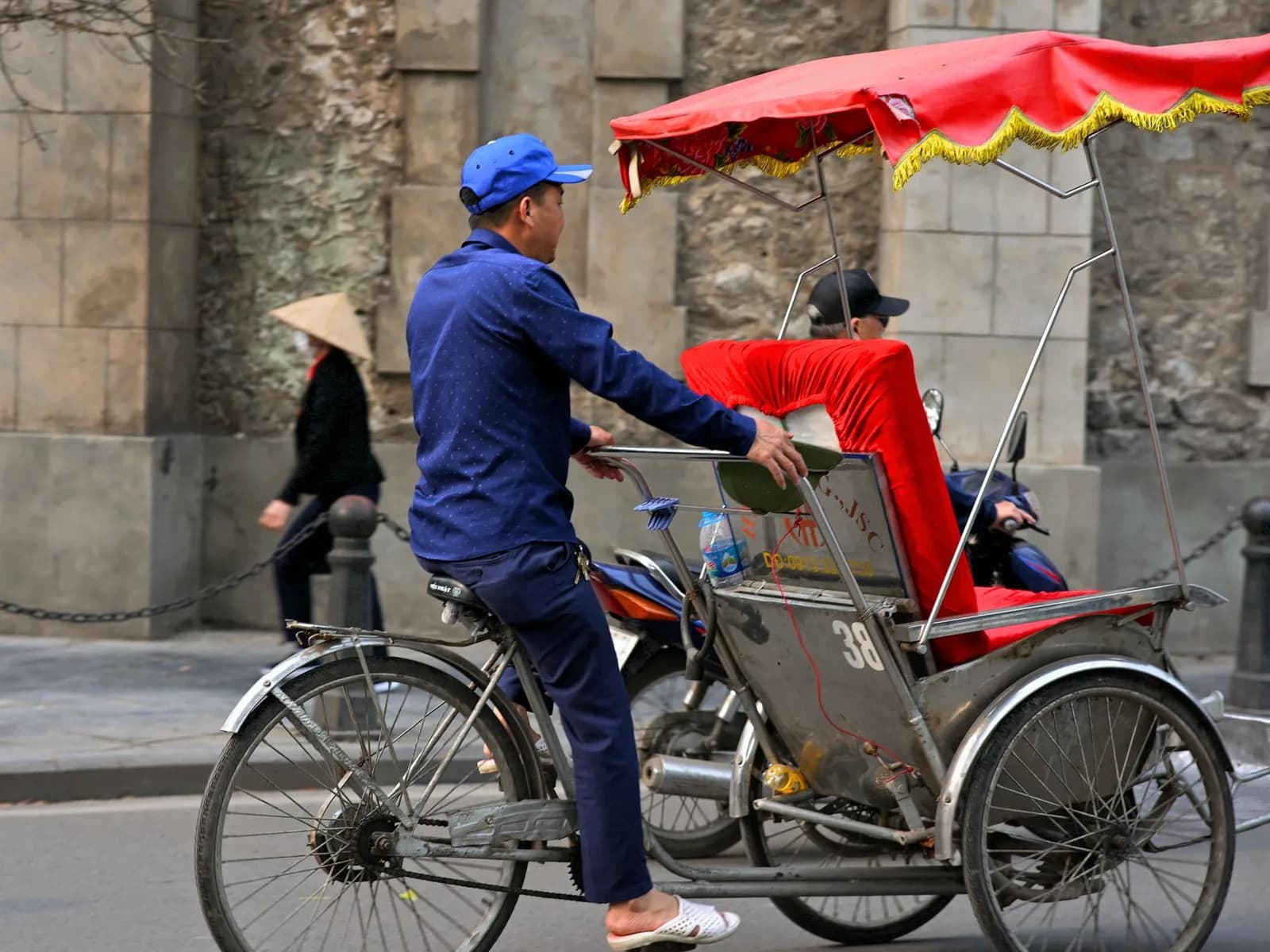 Đi xích lô hay xe điện phù hợp hơn khi khám phá phố cổ Hà Nội