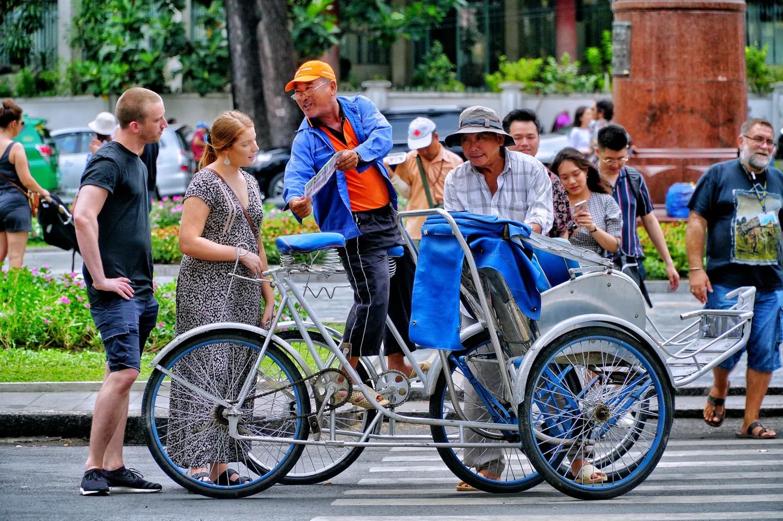 Trẻ nhỏ ngồi xích lô cần áp dụng biện pháp an toàn nào