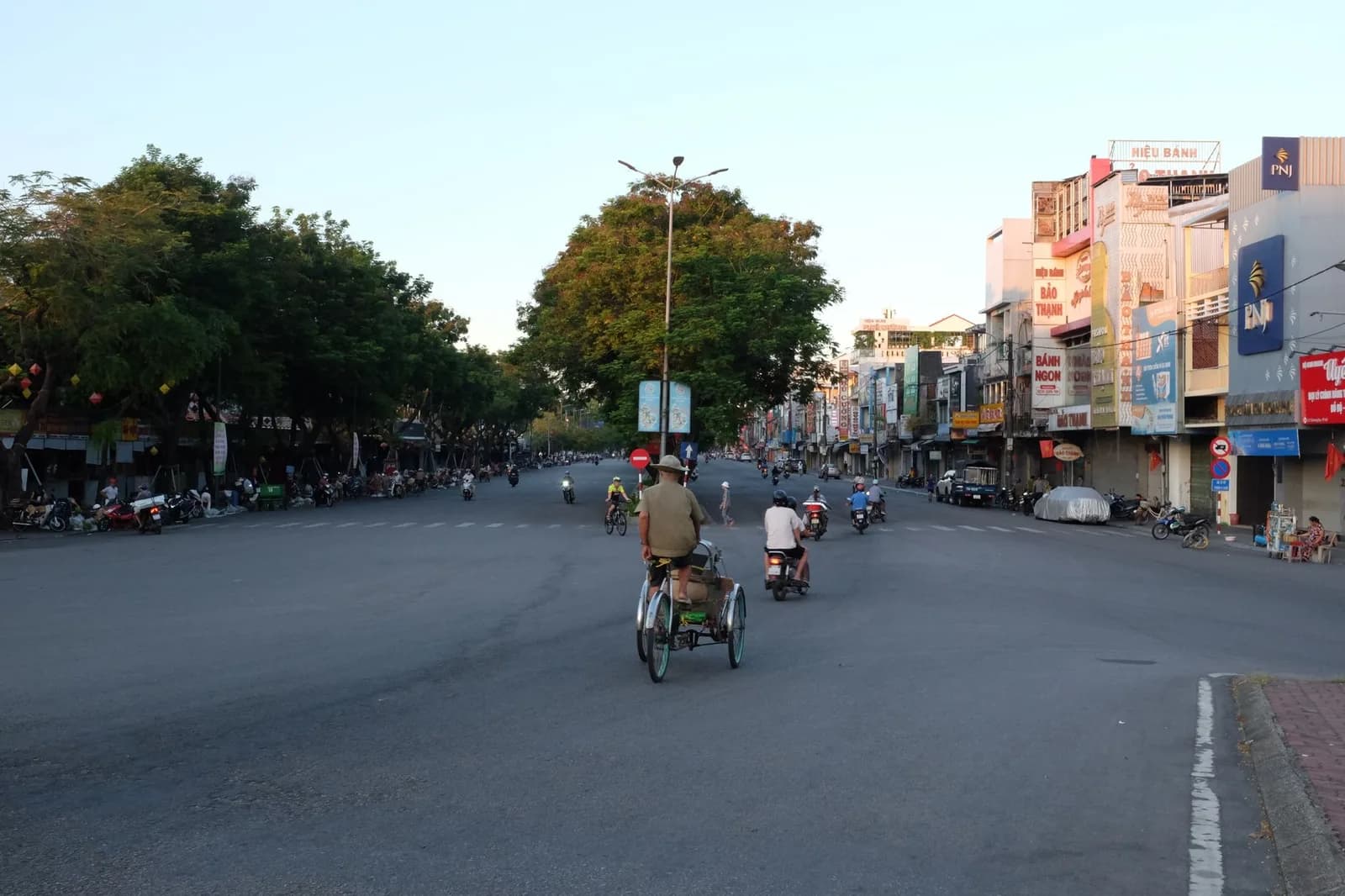 Uống rượu vang trên xích lô tiềm ẩn những rủi ro an toàn nào