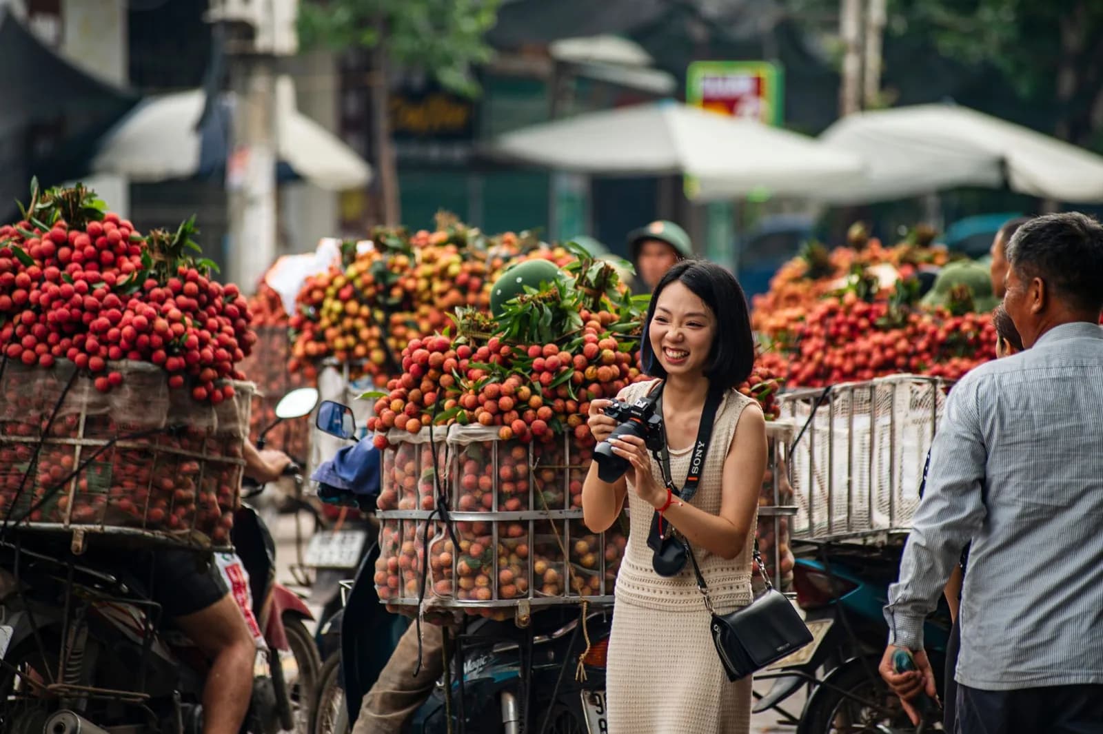 Đi xích lô kết hợp thưởng thức rượu vang khác gì tour ẩm thực đường phố