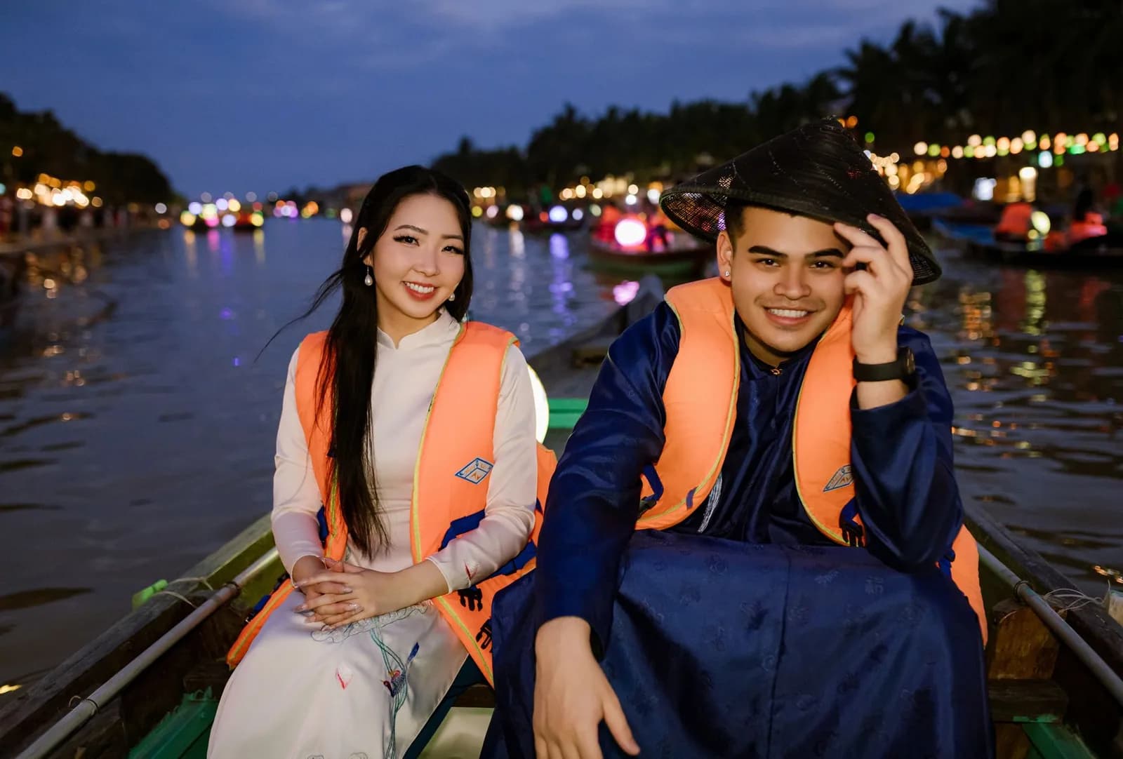 Đơn vị tổ chức tour xích lô có được phục vụ rượu vang cho khách không