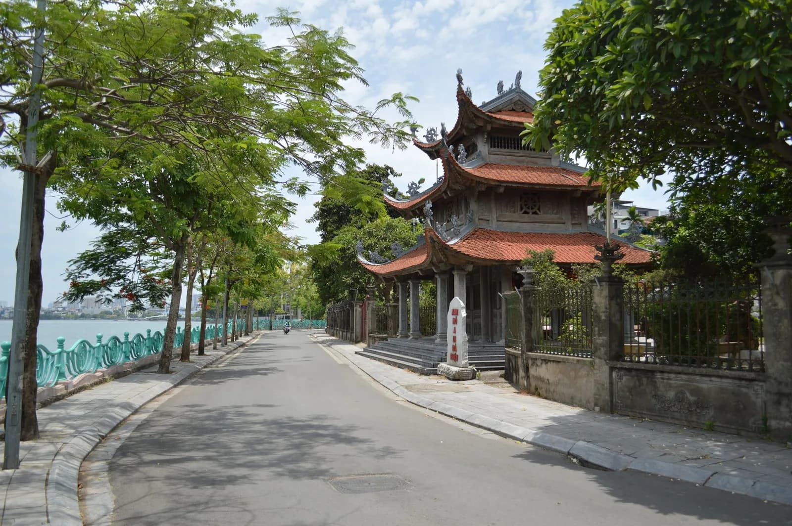 Người nhạy cảm với mùi hương nên tránh phố hoa sữa ở Hà Nội thế nào