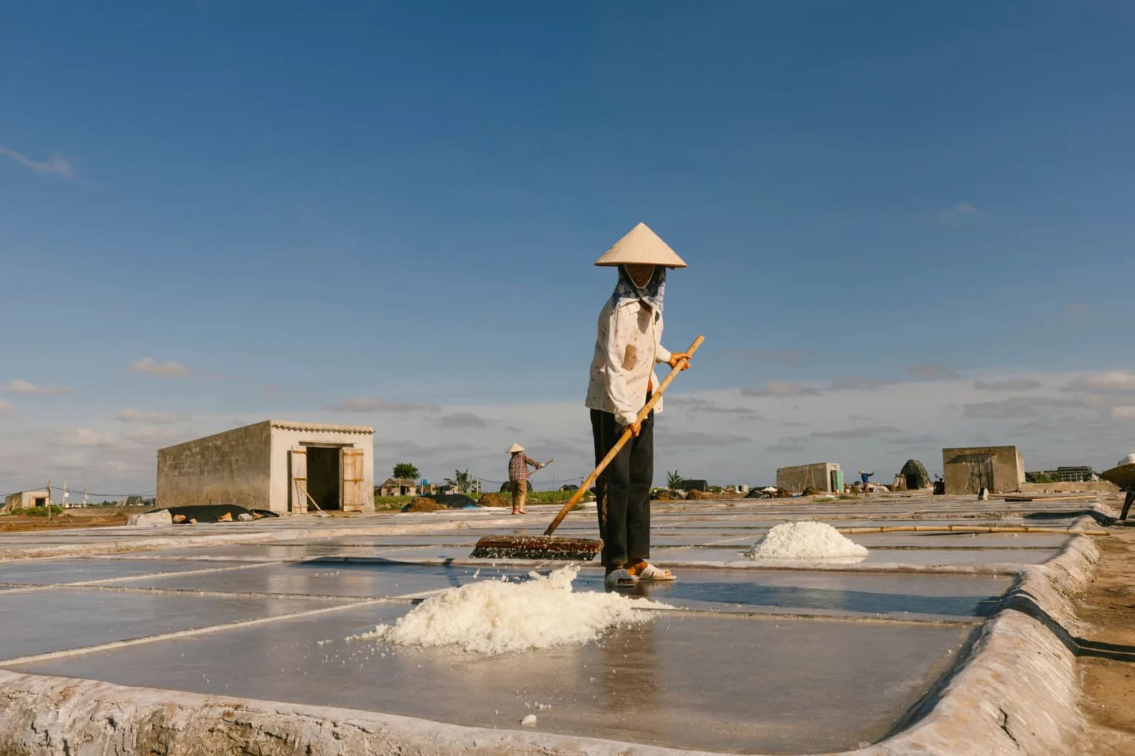 Ở lại thành phố hay về quê tìm việc giúp giảm áp lực tài chính hơn