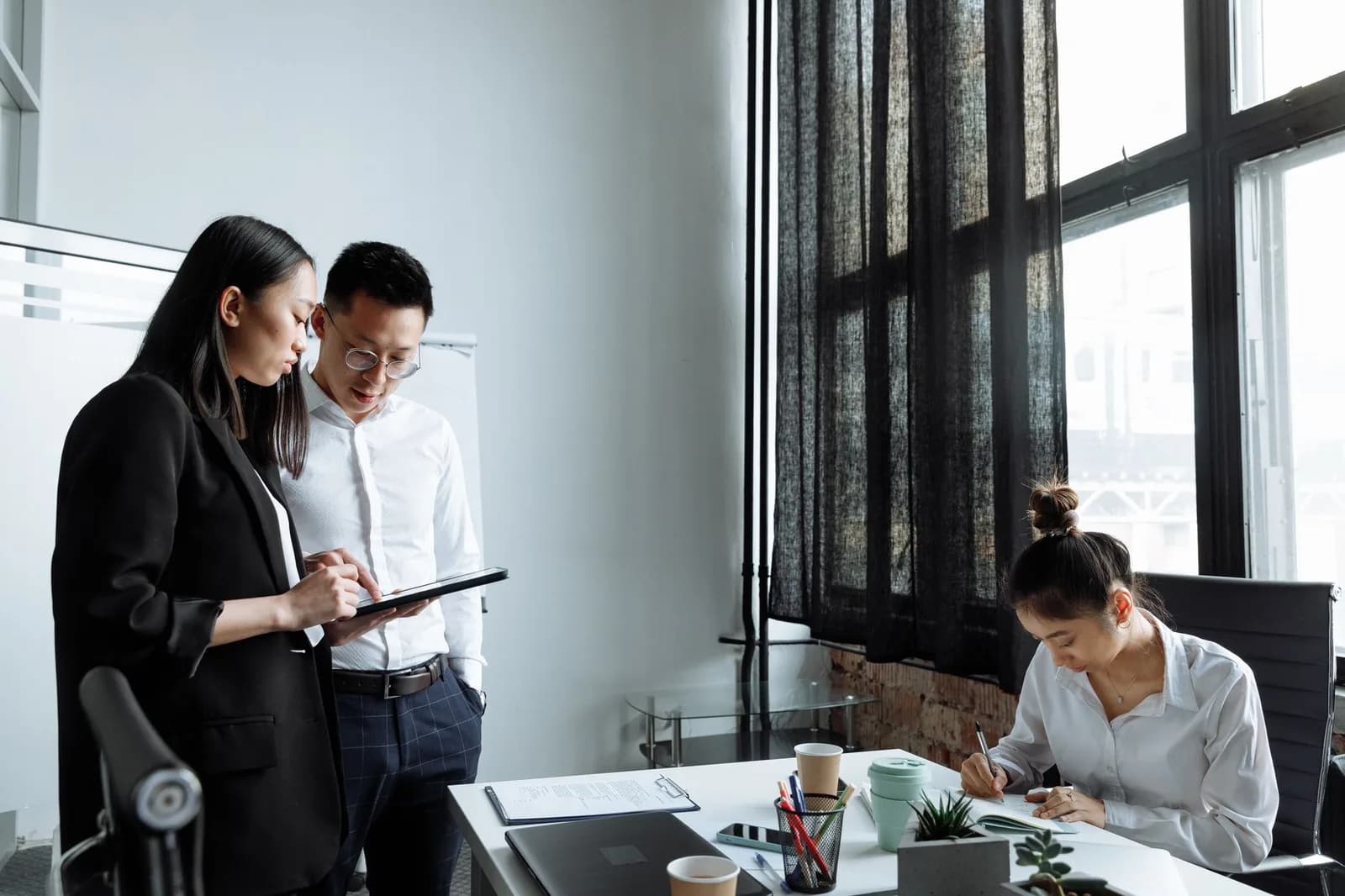 Nghỉ việc tự nguyện hay chờ quyết định lay off có lợi hơn cho người lao động