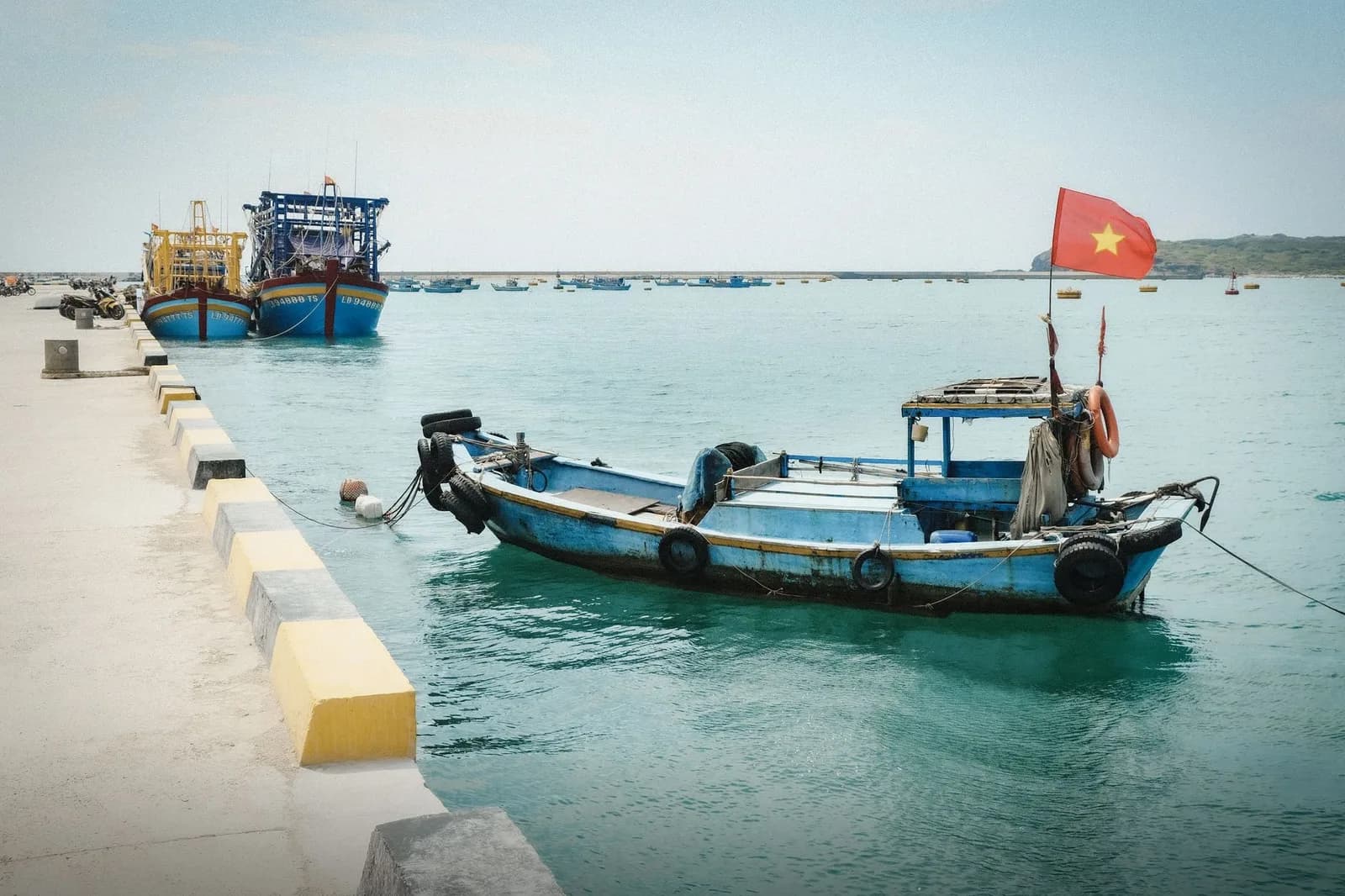 Một ngày theo thuyền ngư dân Phú Quý diễn ra như thế nào