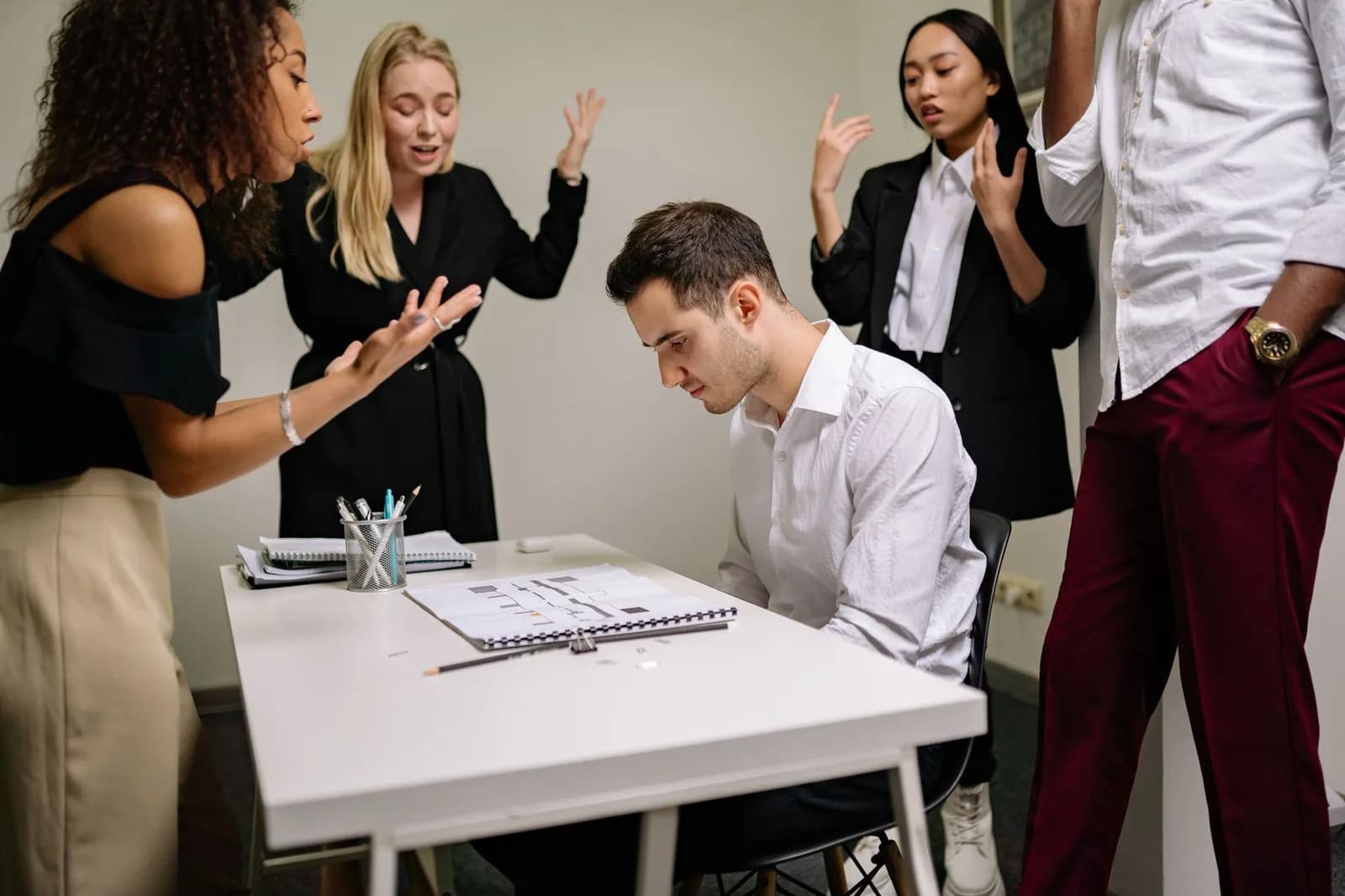 7 bước hòa giải mâu thuẫn giữa hai nhân viên dành cho quản lý mới