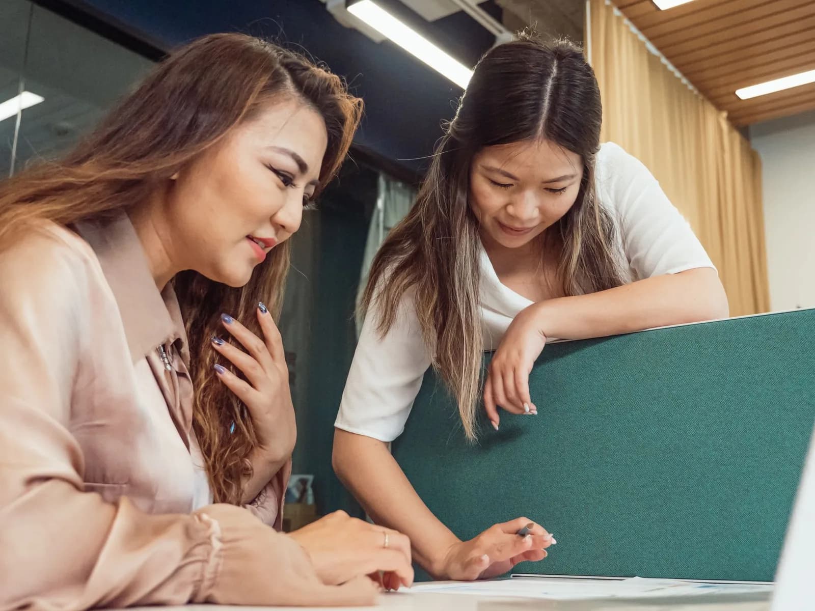 Văn hóa họp kéo dài làm giảm năng suất của nhân viên bao nhiêu
