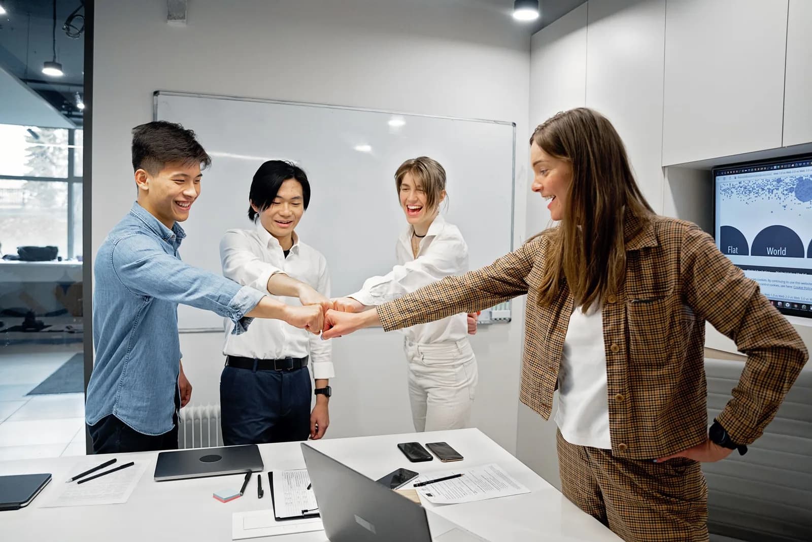 Chương trình ghi nhận đồng nghiệp nên dùng điểm thưởng hay lời cảm ơn