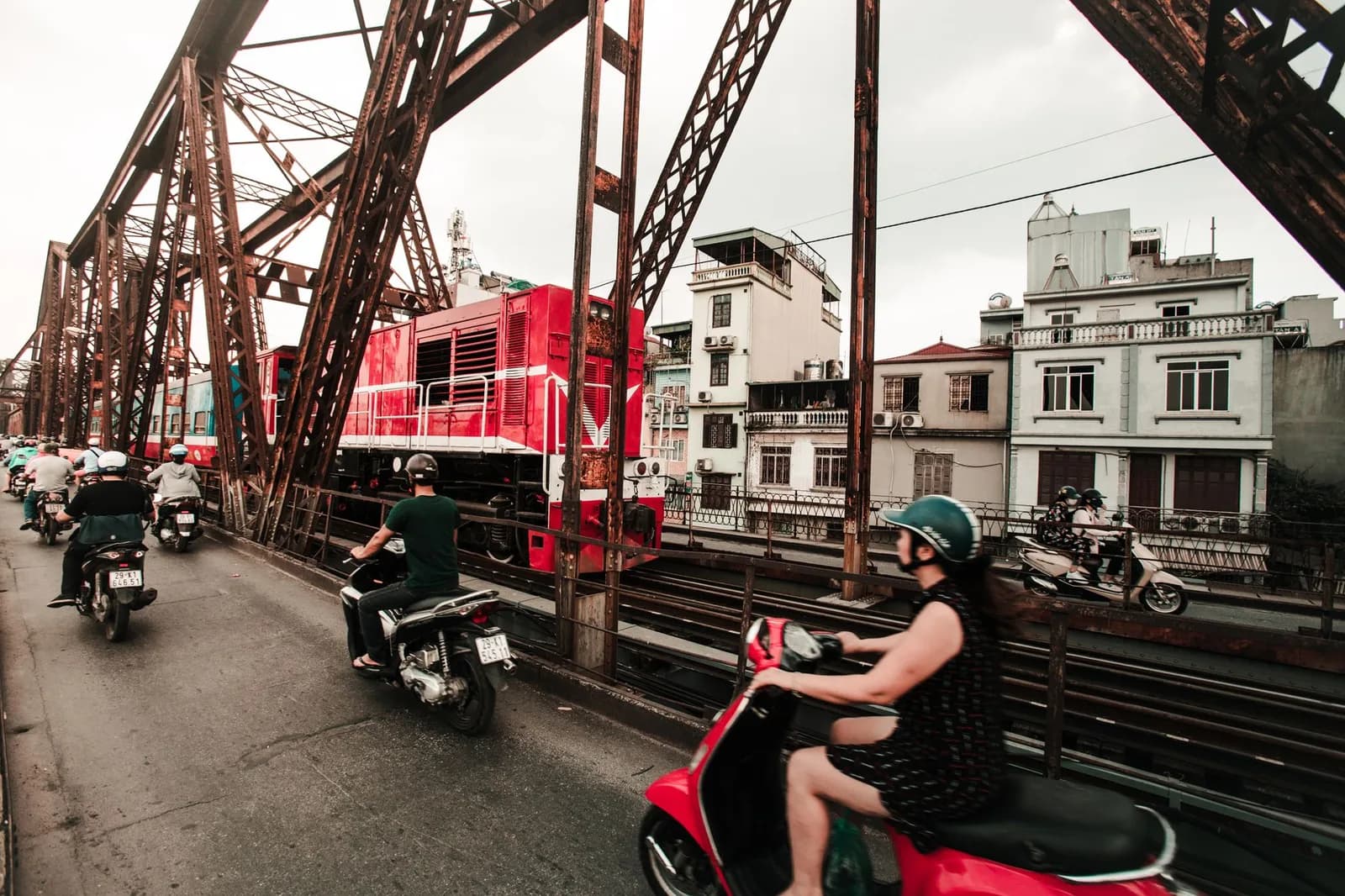 Chụp ảnh ở đường tàu phố cổ thế nào để không cản trở đường sắt