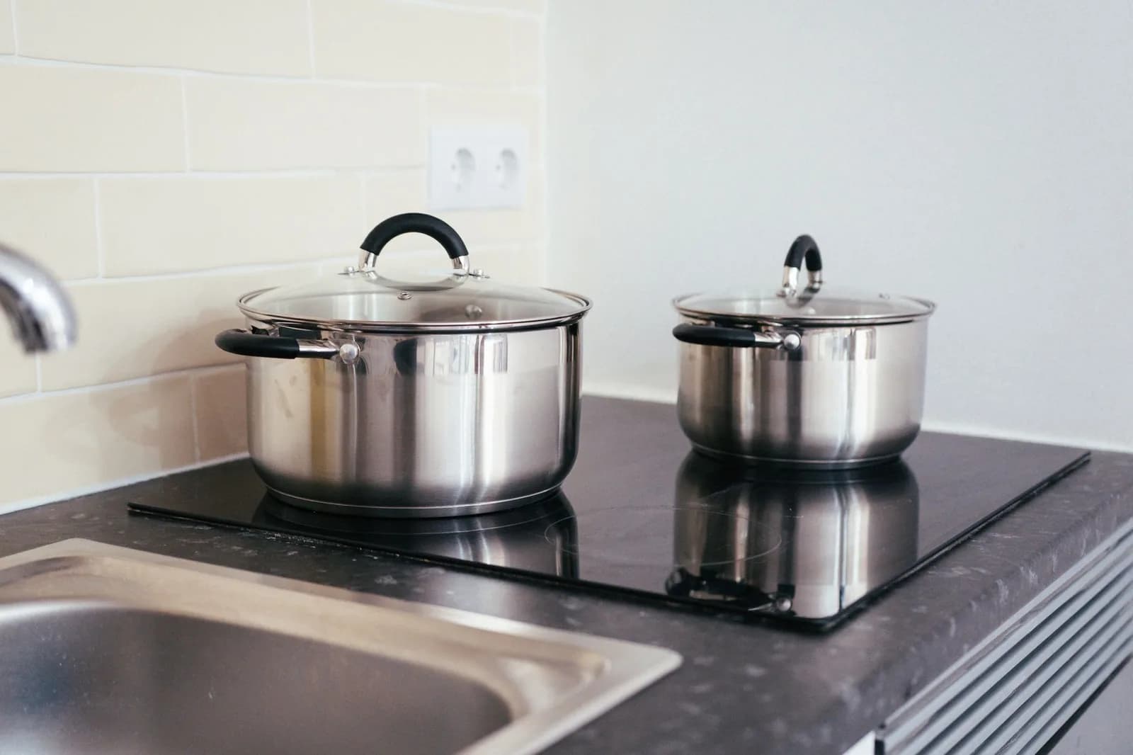 Cách nấu bữa tối cho 6 người bằng một bếp từ tại homestay