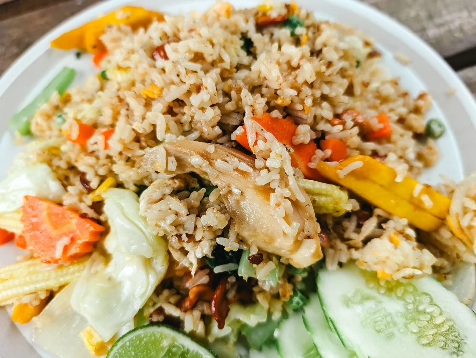 Nấu cơm rang hay mì xào nhanh hơn trong căn bếp homestay