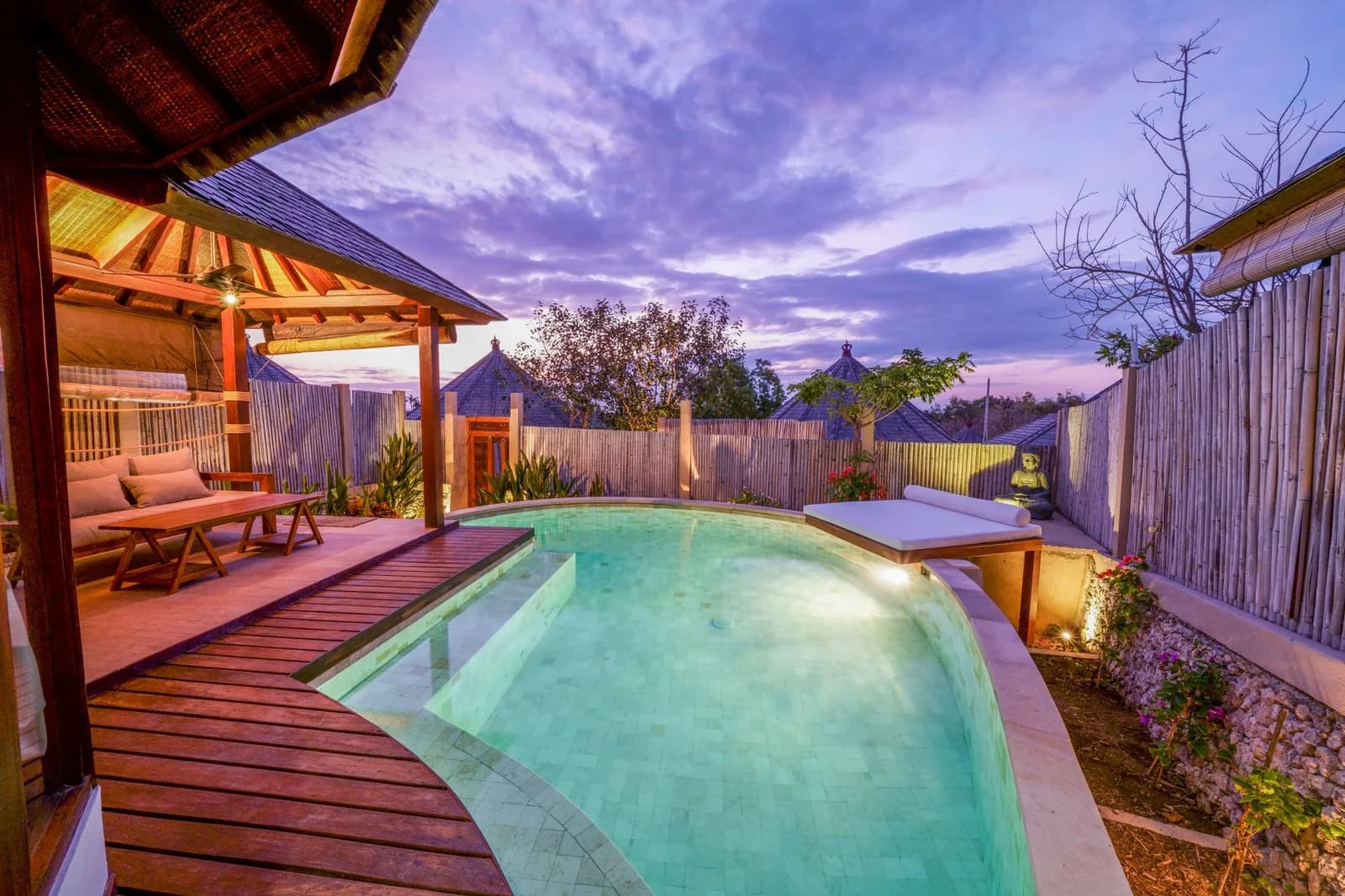 Chi phí thuê villa có hồ bơi riêng cho hai người thường gồm những khoản nào