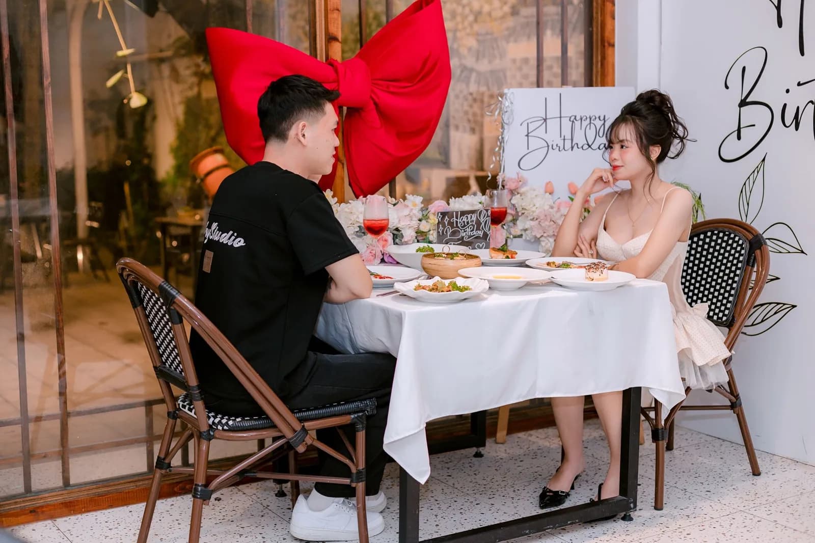 Nhà hàng rooftop hay du thuyền phù hợp hơn cho kỷ niệm ngày yêu