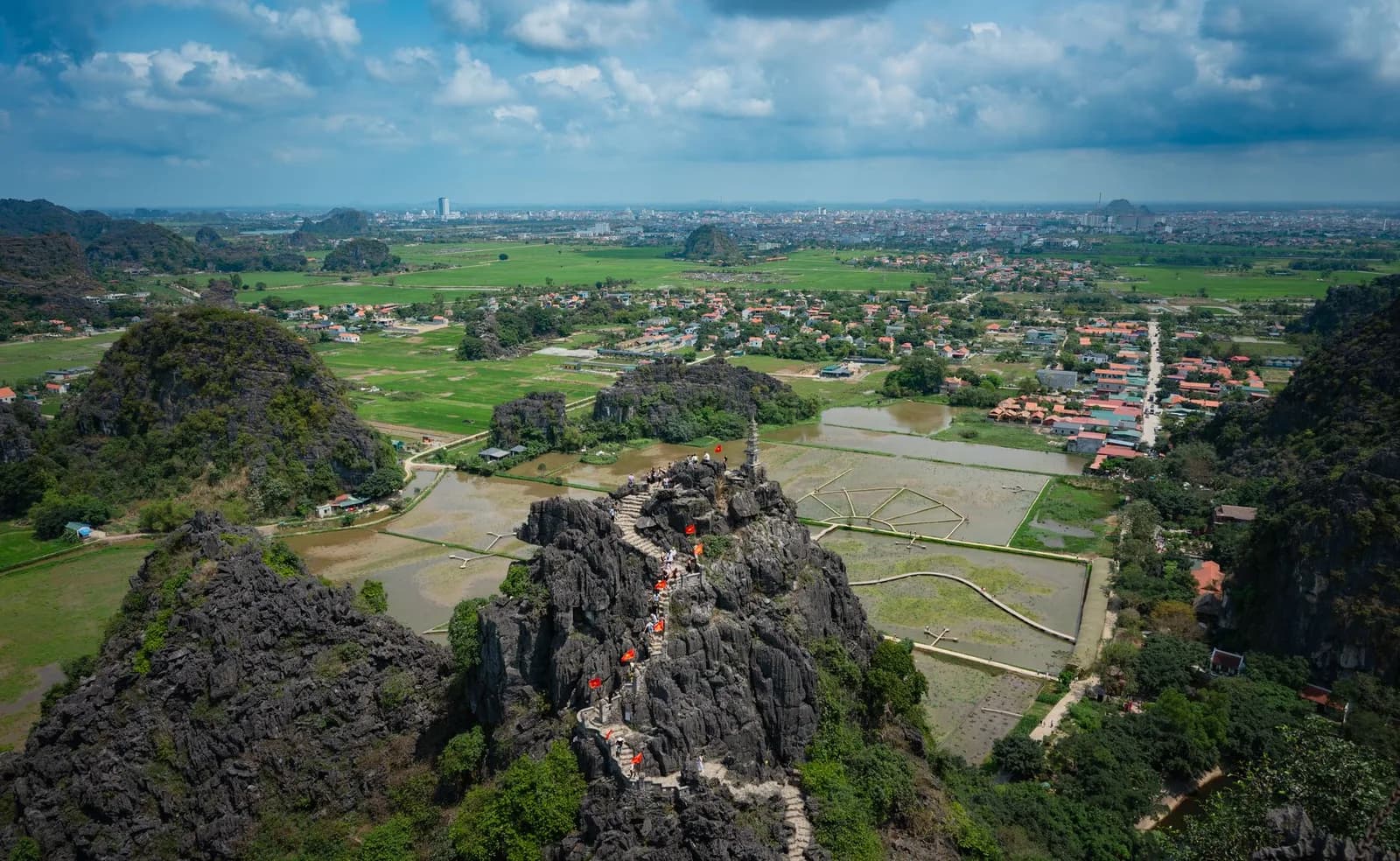 Homestay ven đầm Vân Long hay giữa đồng Tam Cốc yên bình hơn