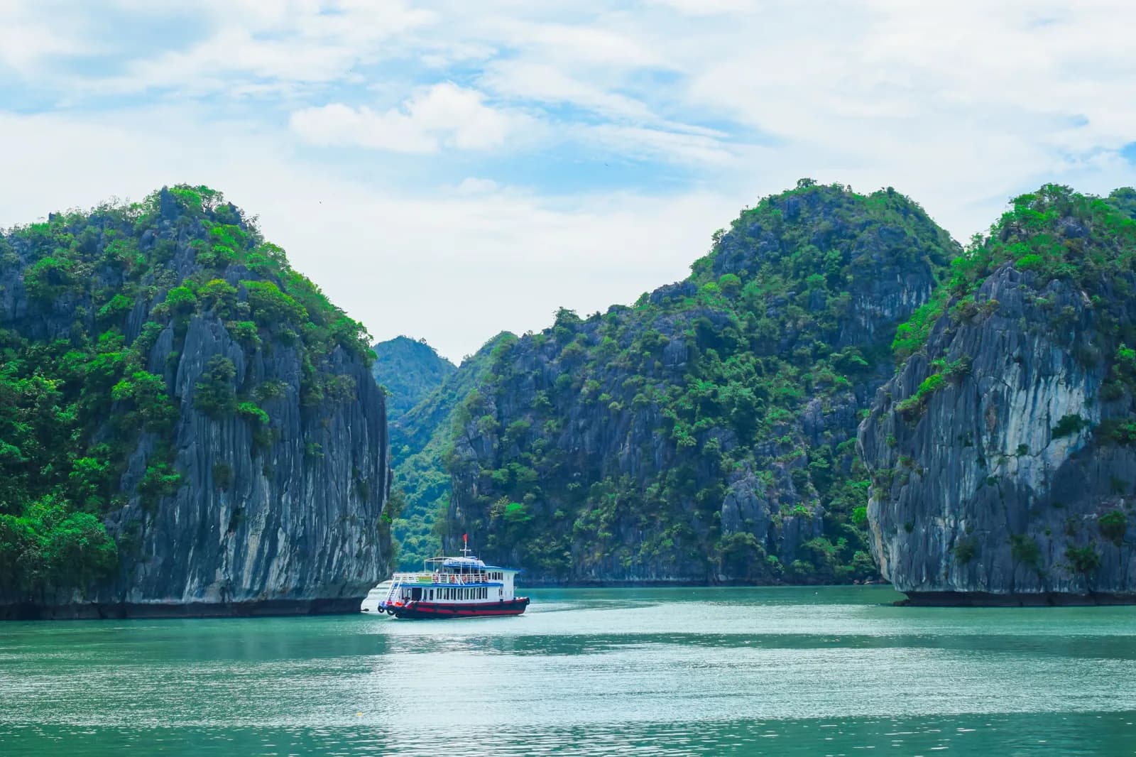 Du thuyền Hạ Long hay Lan Hạ phù hợp hơn với cặp đôi ngại đông