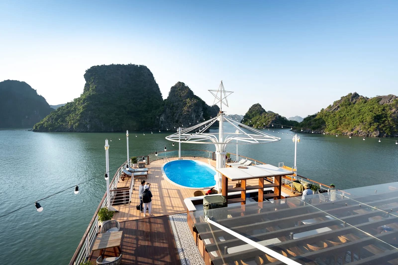 Cách đặt bữa tối riêng trên du thuyền Lan Hạ mà không ảnh hưởng lịch trình chung