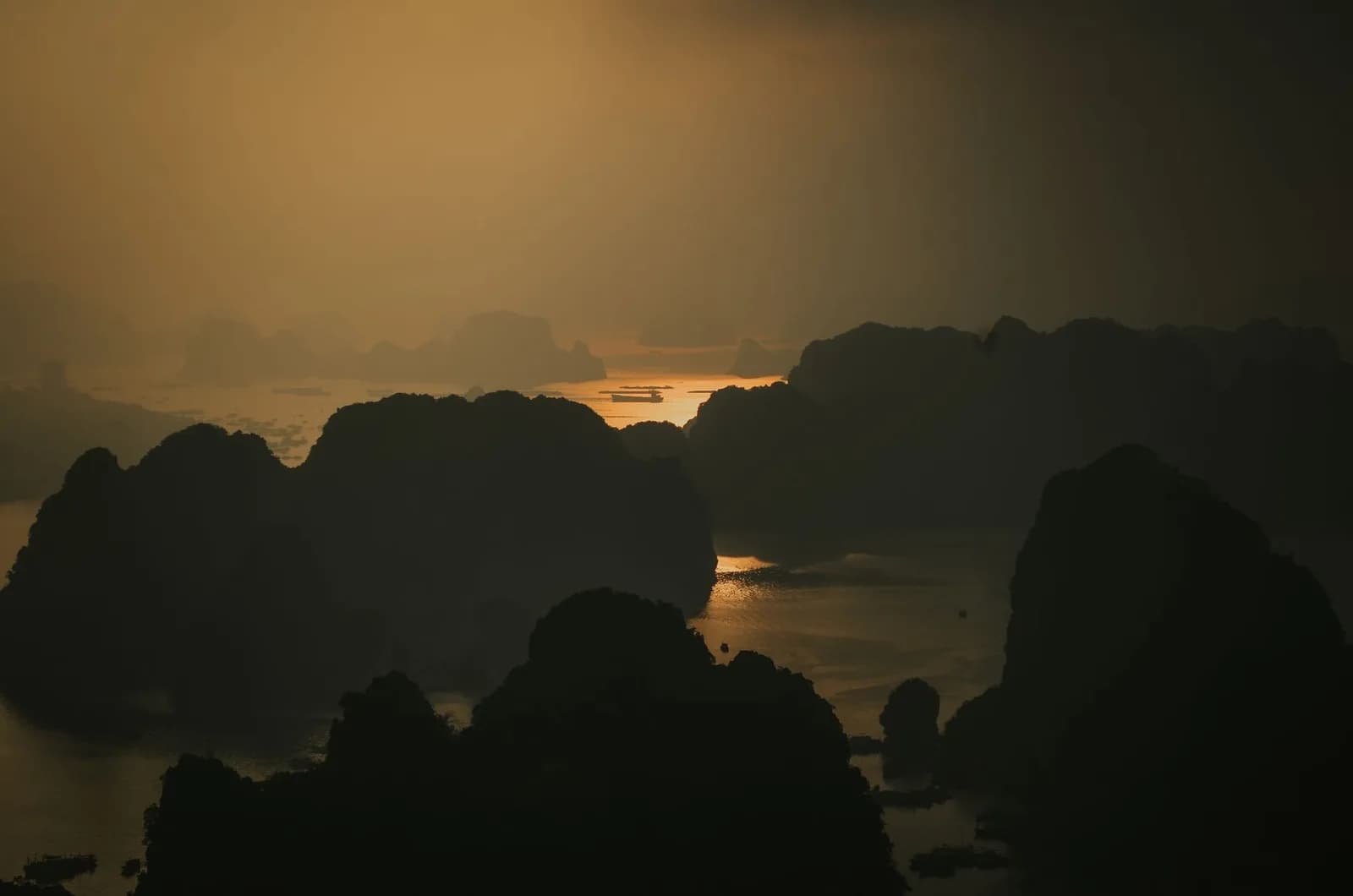 Giờ vàng trên vịnh Lan Hạ thay đổi thế nào giữa mùa hè và mùa đông