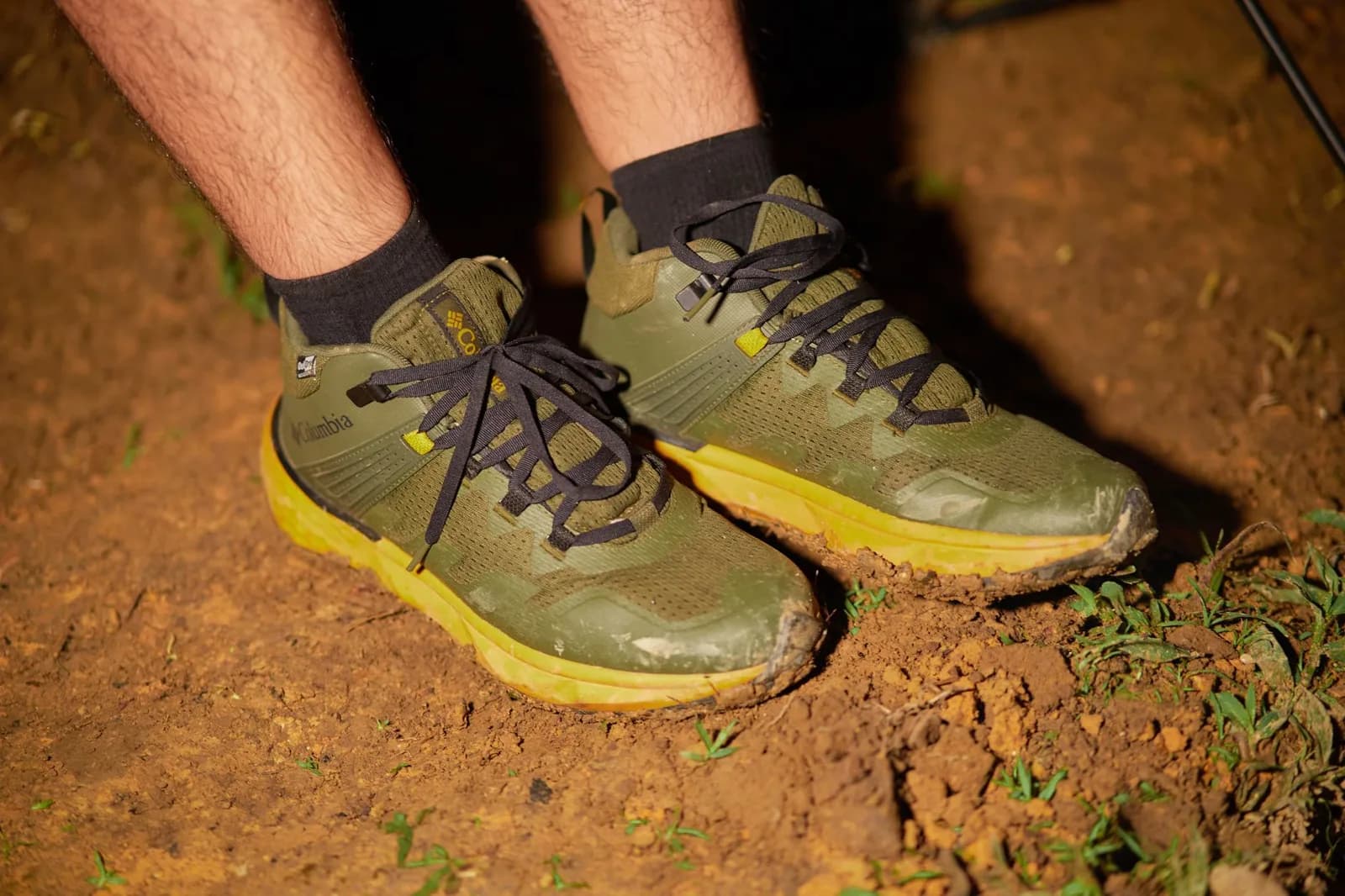 Giày trekking hay giày chạy bộ phù hợp hơn với đường leo Yên Tử